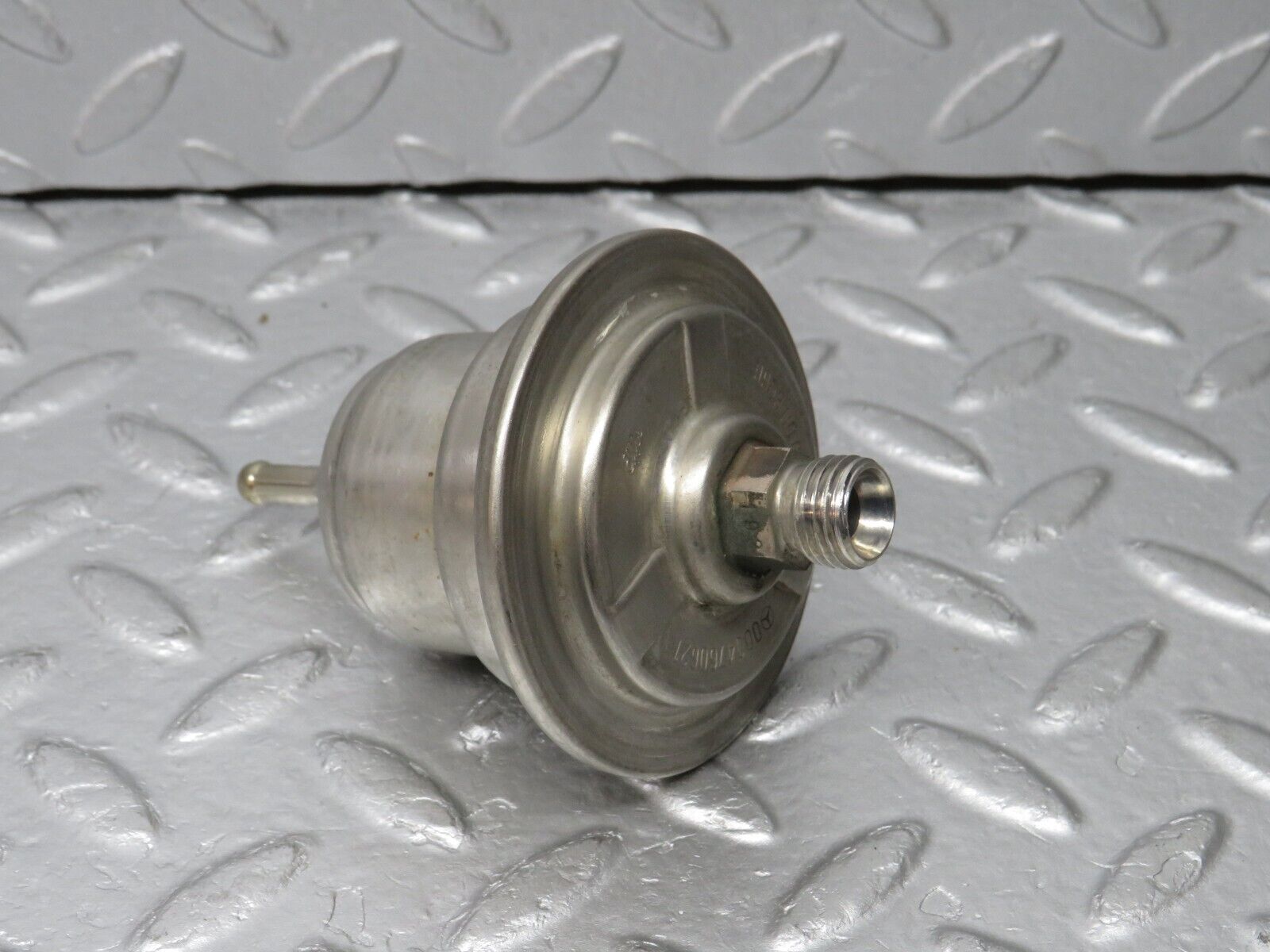 38796 Mercedes-Benz W201 190E 2.6L Fuel Pressure Regulator 0004760621