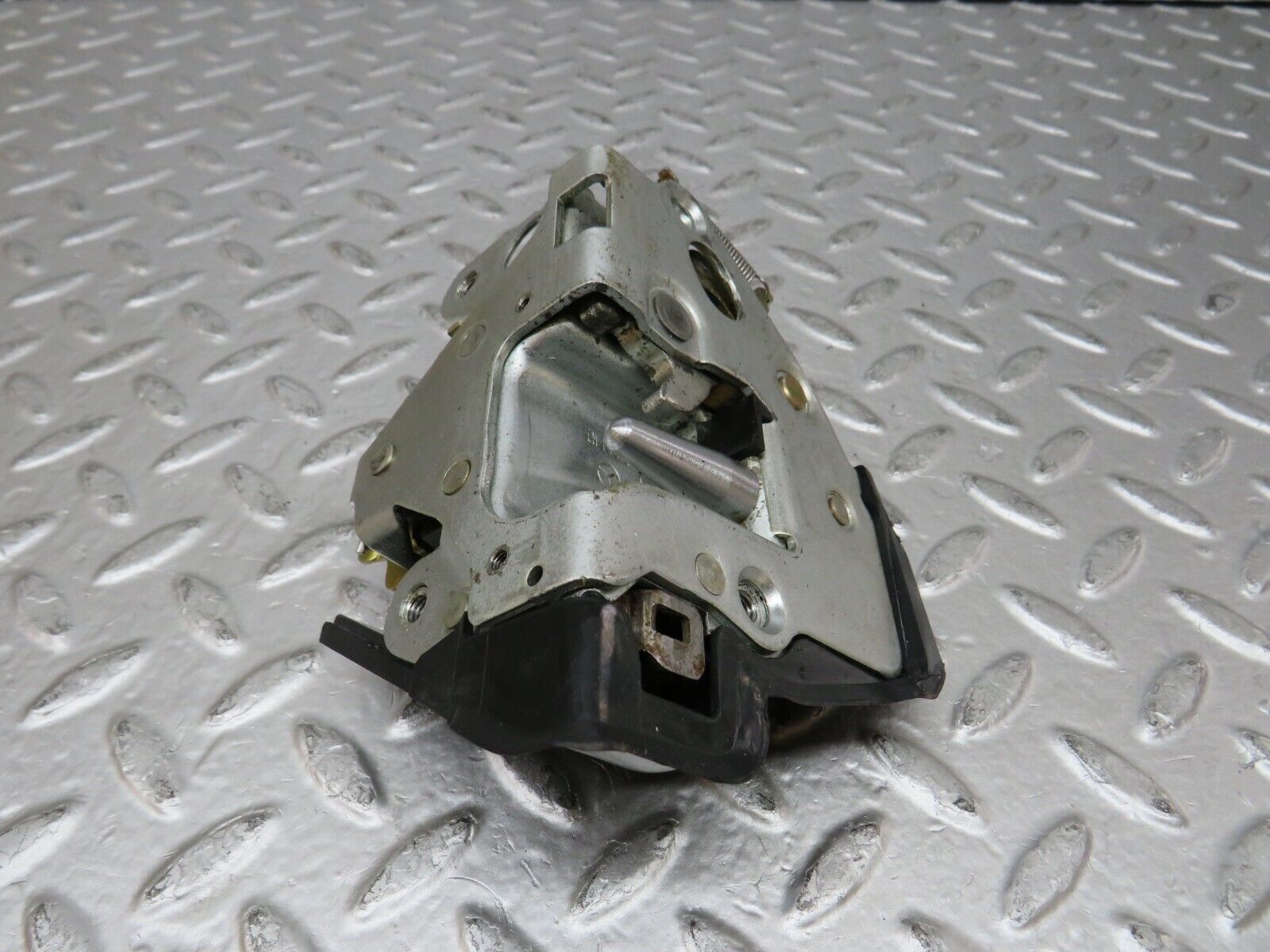 27016 Mercedes-Benz W123 240D Rear Left Door Lock Mechanism