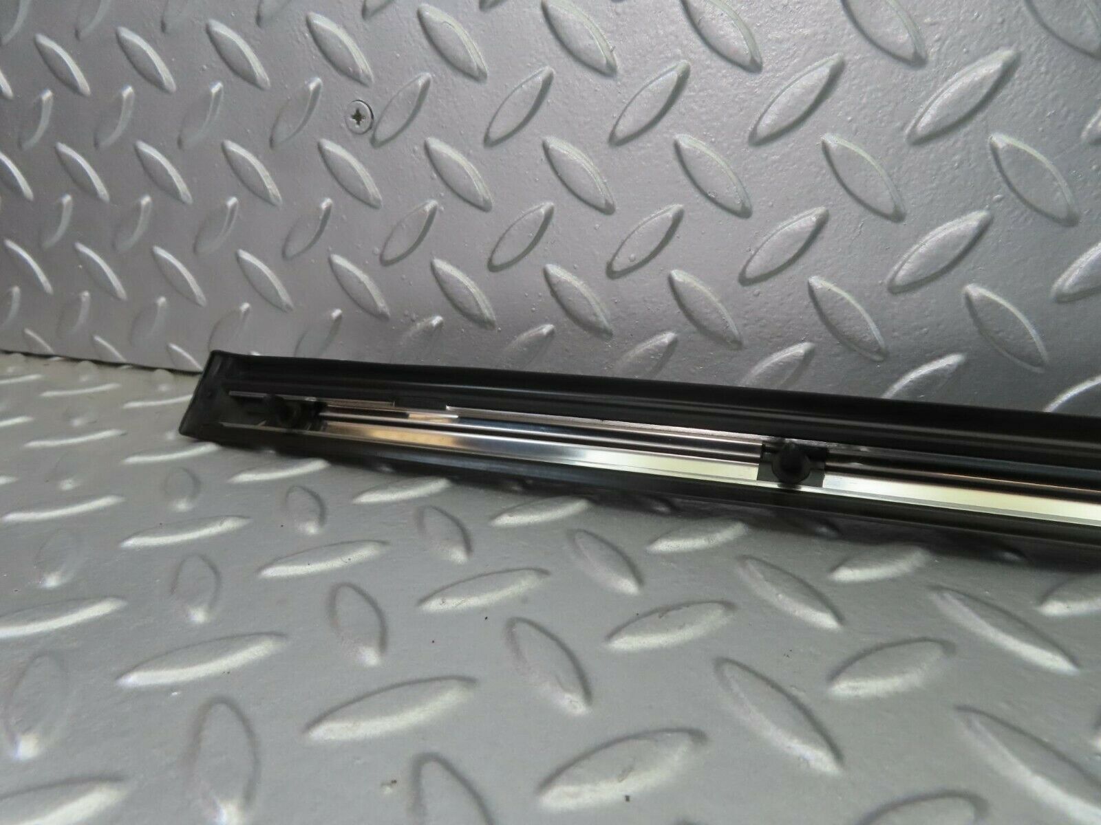 10291 Mercedes-Benz W116 Front Left Door Centre Moulding Trim