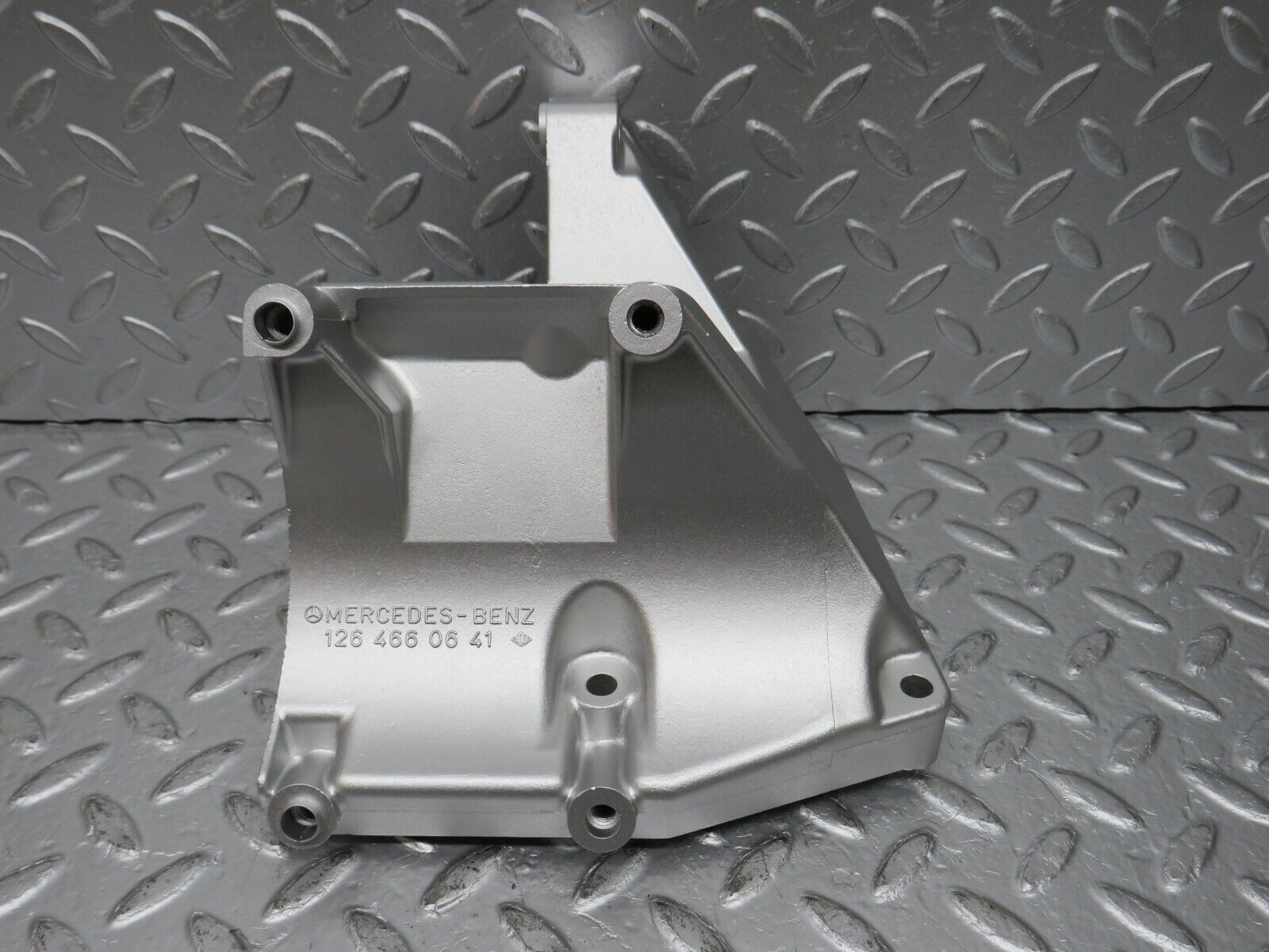 32662 Mercedes-Benz S124 300TE Wagon Power Steering Pump Bracket 1264660641