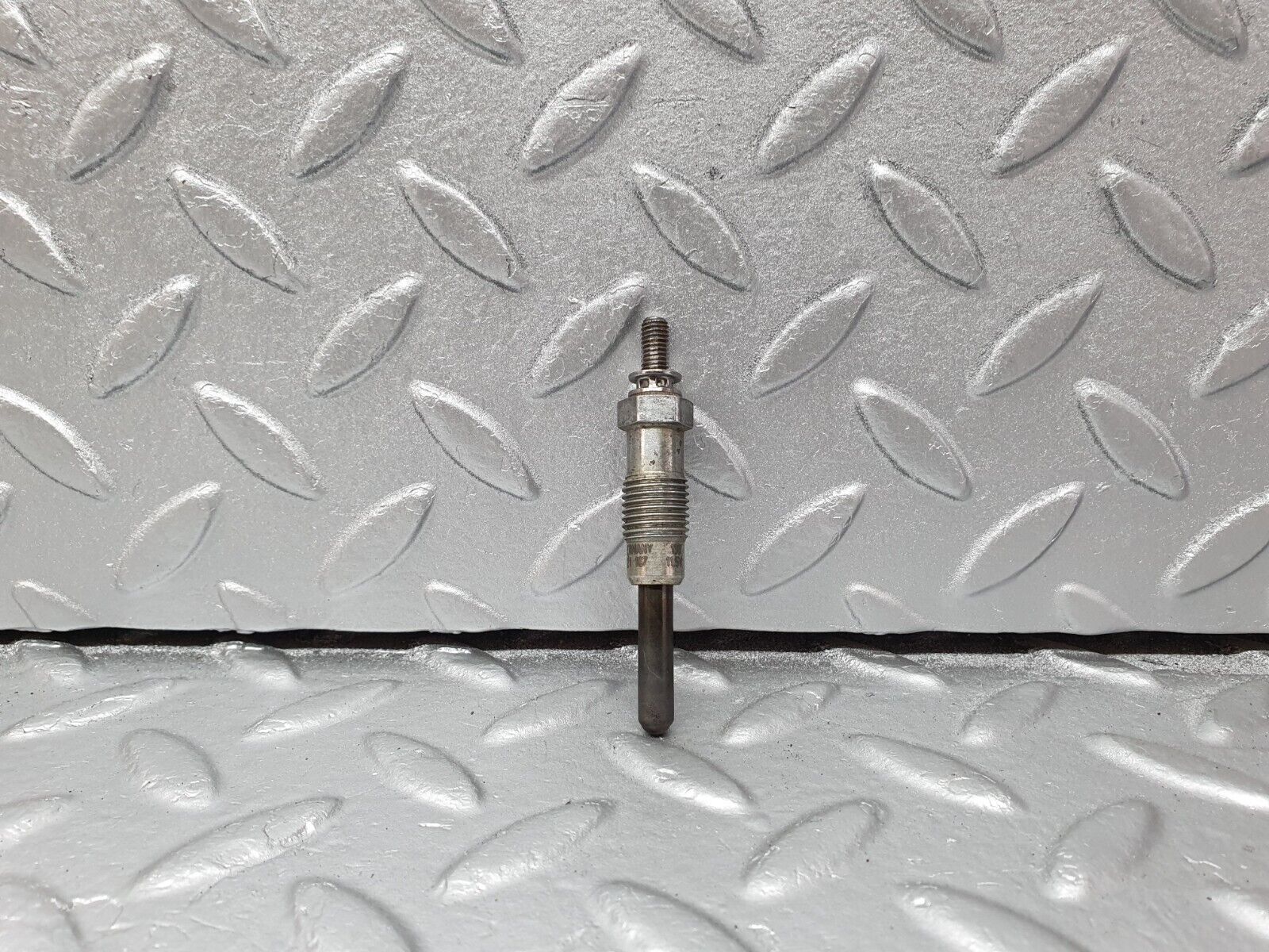 40849 Mercedes-Benz W123 300D Glow Plug Beru 0100221107