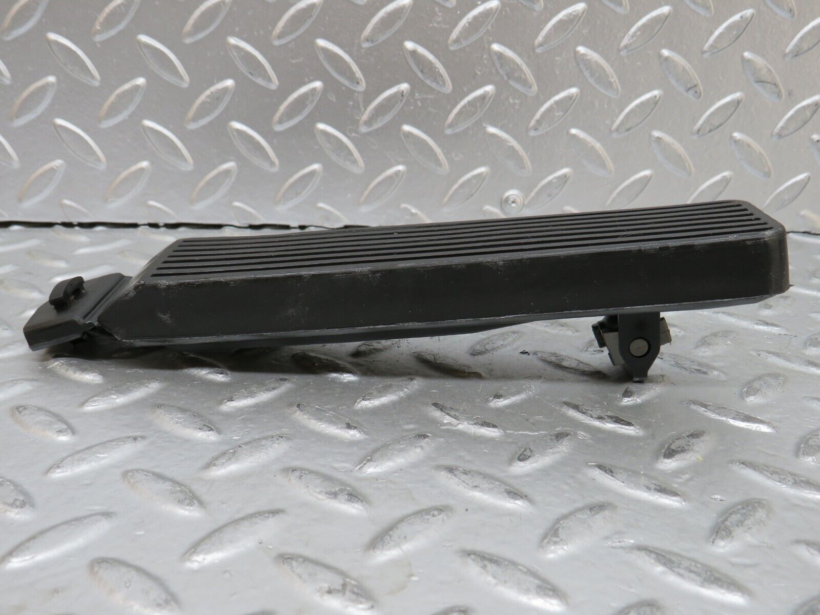 27923 Mercedes-Benz W123 280E Accelerator Pedal With Rubber 1233010082