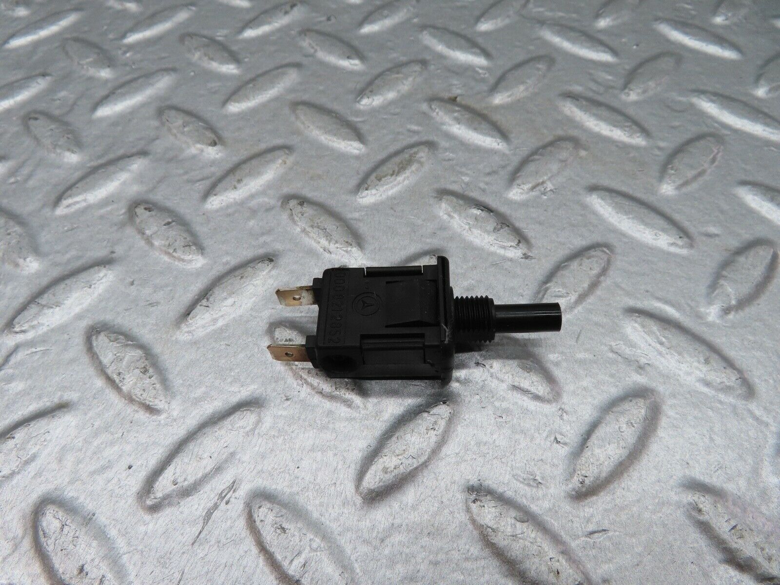 18088 Mercedes-Benz W123 200 Door Contact Switch 0008212852