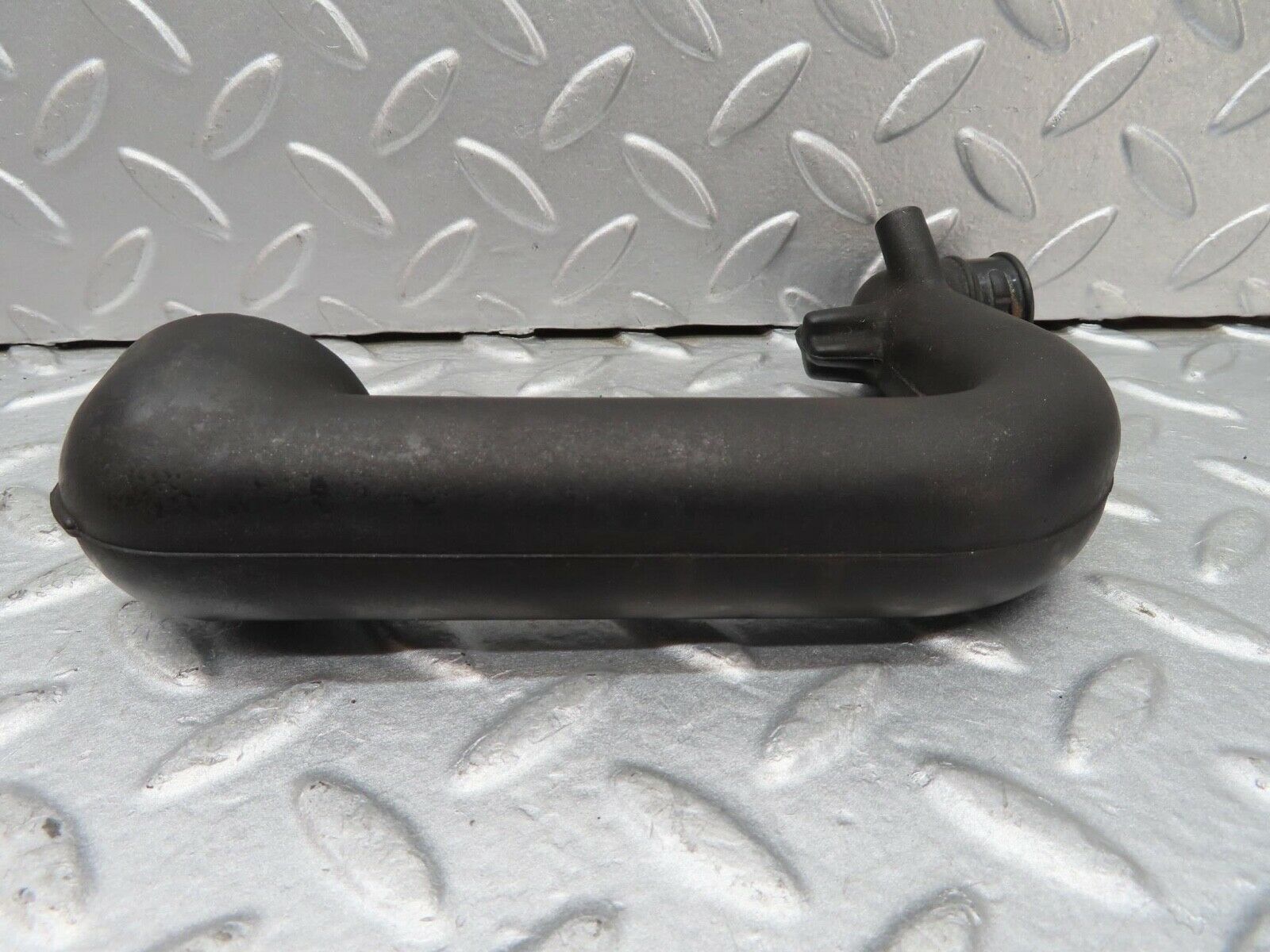 16440 Mercedes-Benz W124 260E Crank Case Breather Hose 1030941082