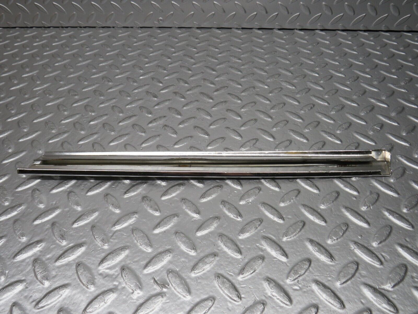 0742 Mercedes-Benz C107 350SLC Coupe Rear Left Window Chrome