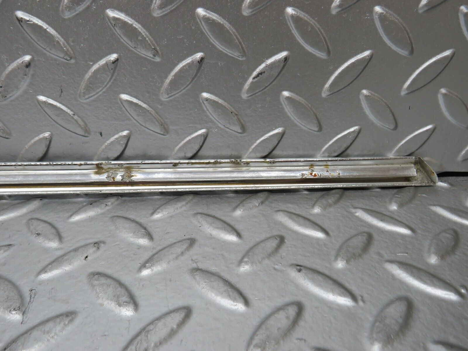 28884 Mercedes-Benz W123 230E Front Right Door Chrome Moulding Trim