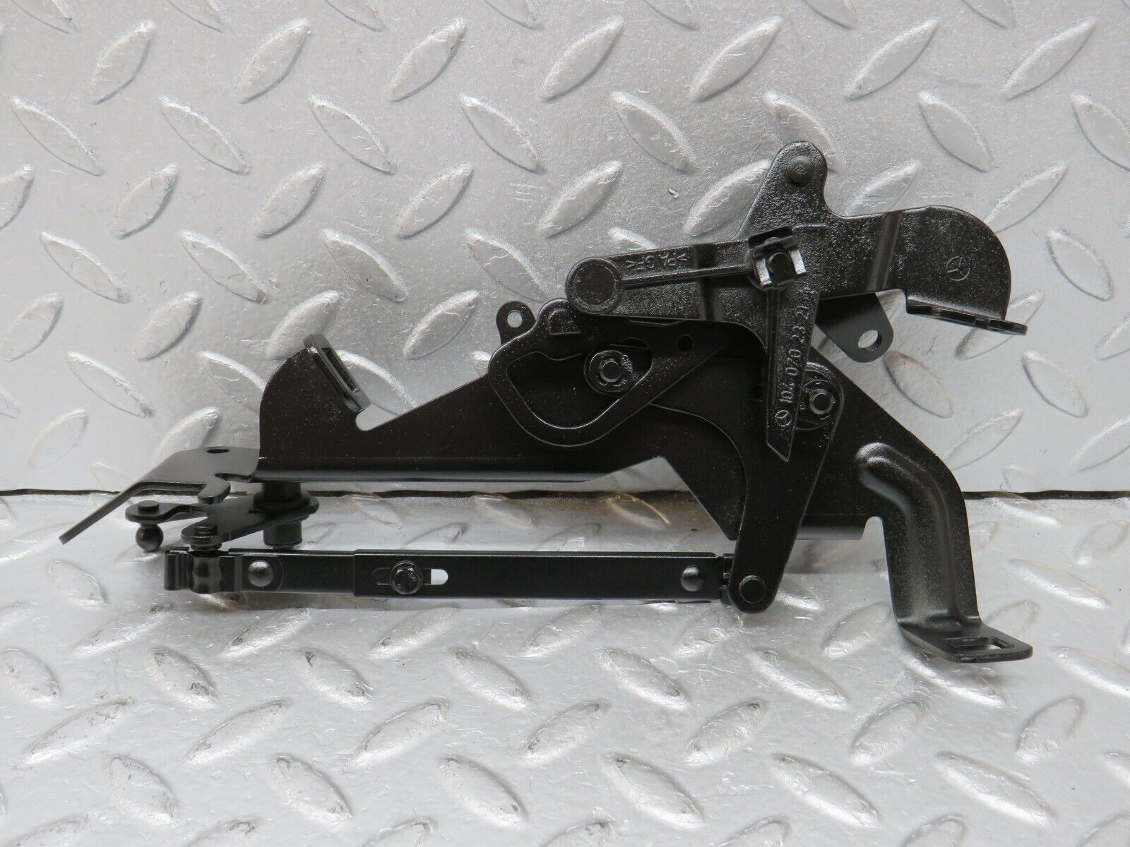 38118 Mercedes-Benz A124 320E Cabriolet Throttle Linkage 1040702321