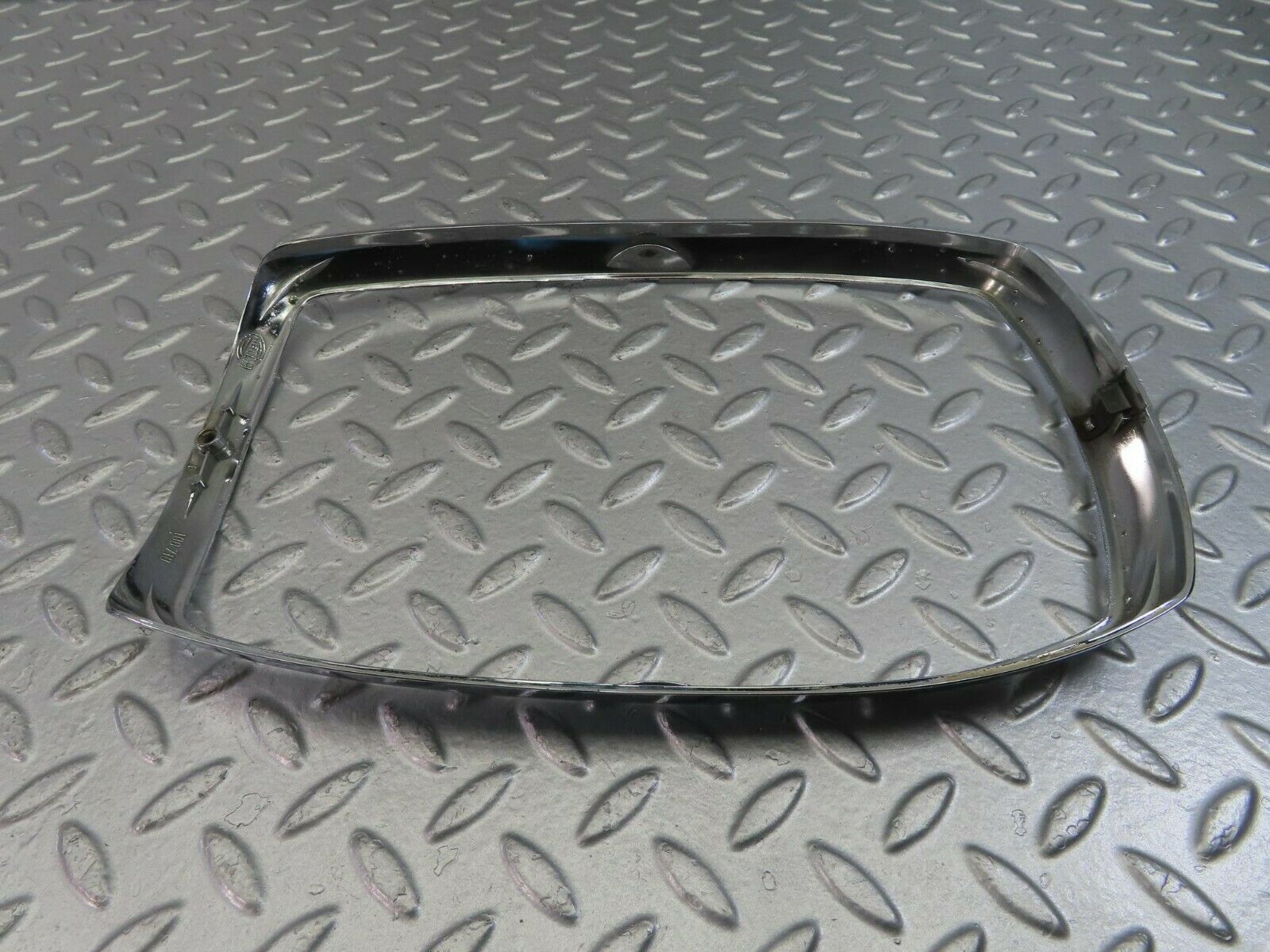 10634 Mercedes-Benz W115 Headlight Chrome Frame