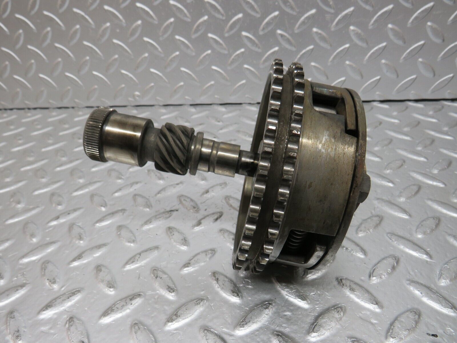 31079 Mercedes-Benz W123 200D Injection Pump Intermediate Timing Gear Shaft