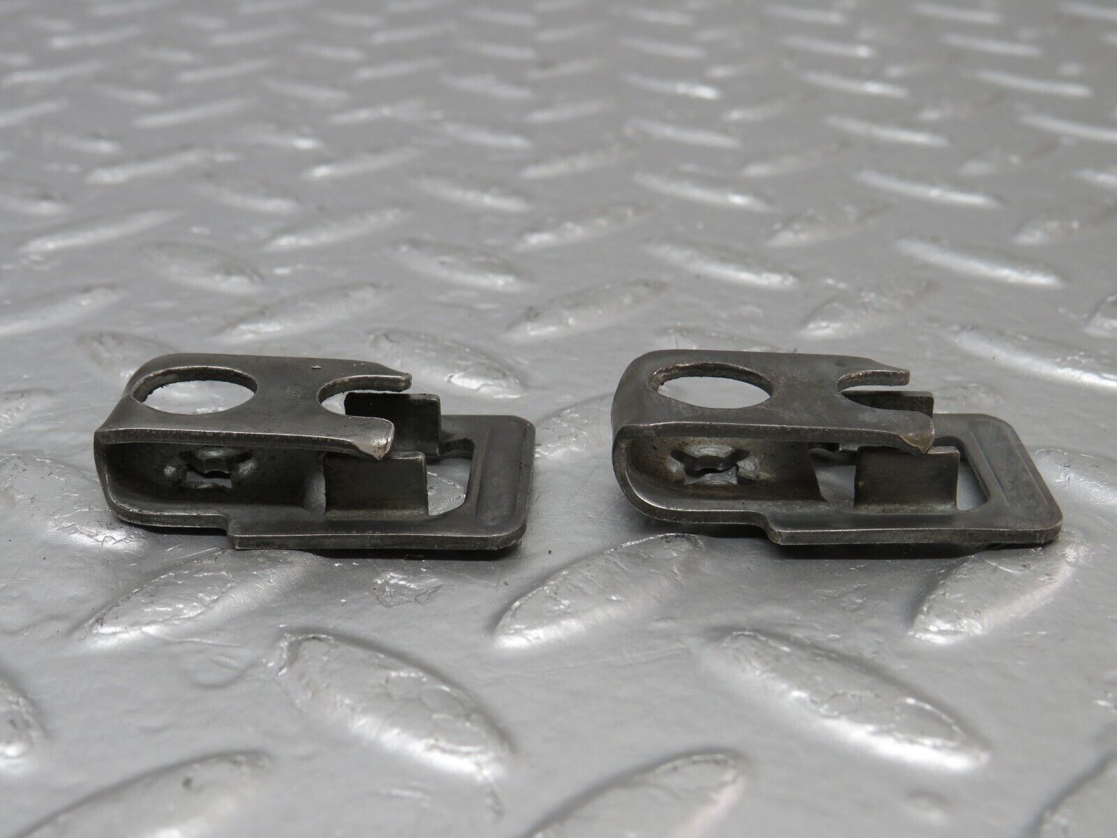 34130 Mercedes-Benz W124 260E Fuel Injector Bracket 2x