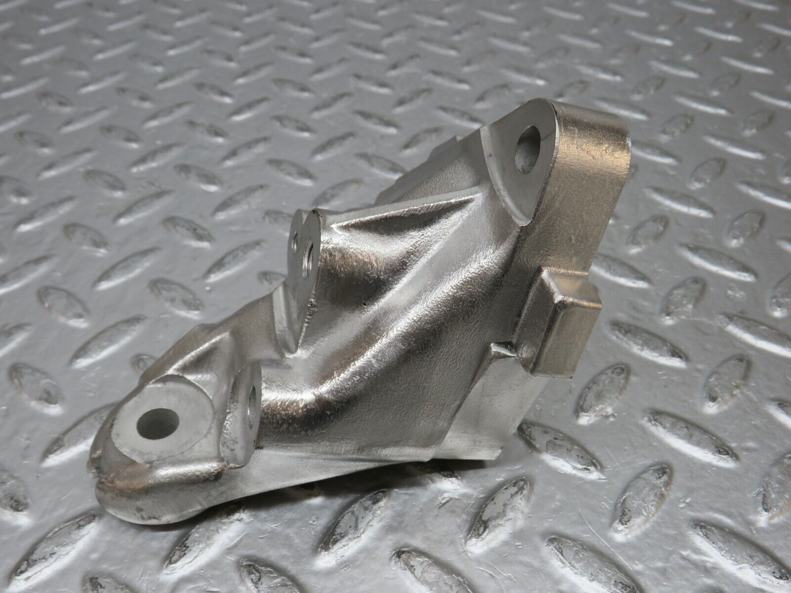 31769 Mercedes-Benz W201 190LE 1.8L Engine Mount Bracket Left Side 1022234104