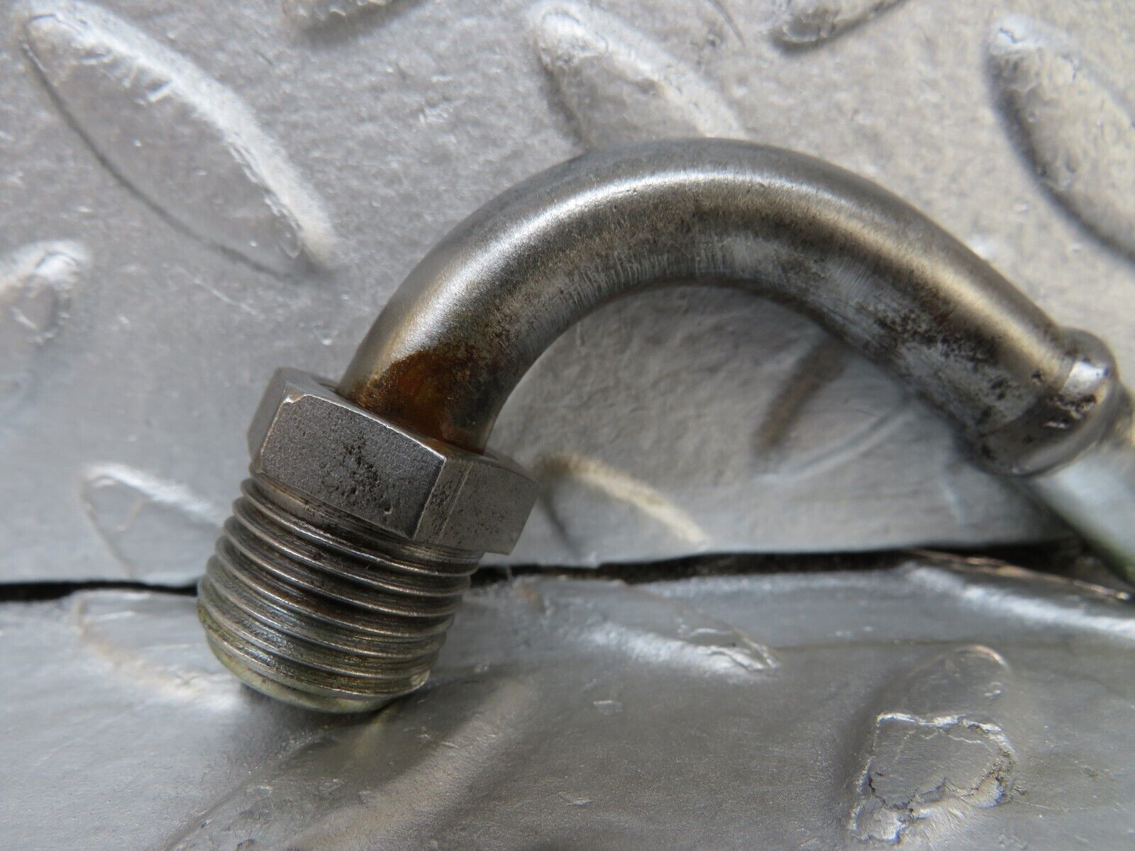 37147 Mercedes-Benz C126 420SEC Coupe Oil Line Pipe