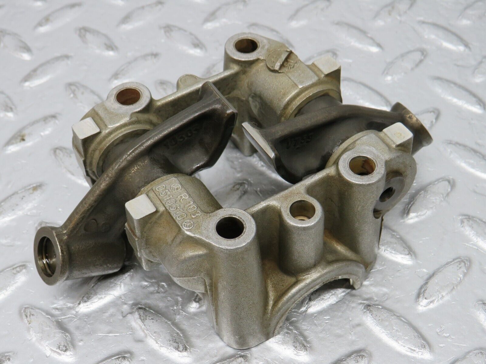 32623 Mercedes-Benz S124 300TE Rocker Arms Camshaft Bearing Block 1030510610