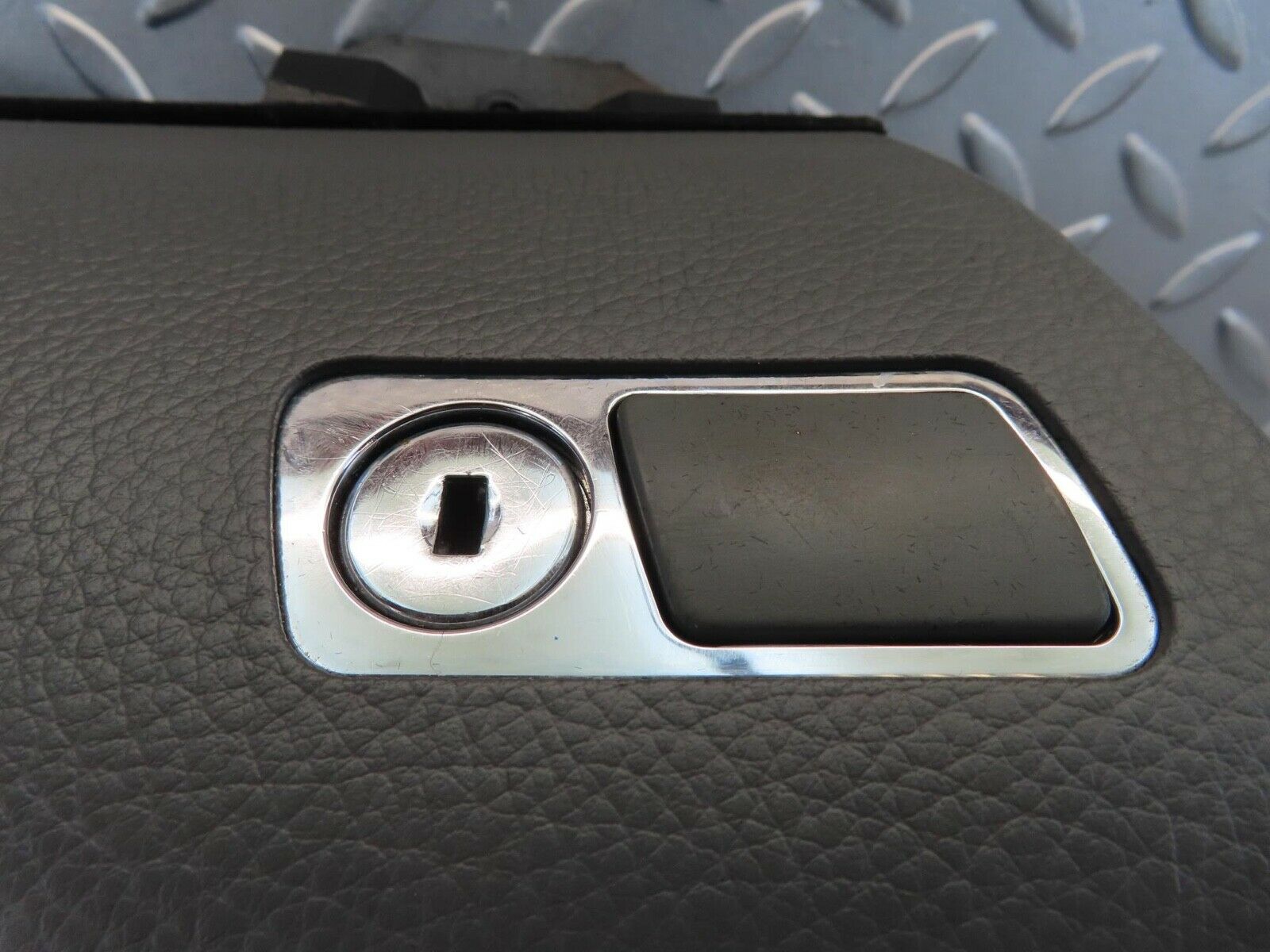 11072 Mercedes-Benz W221 S320 Glove Box