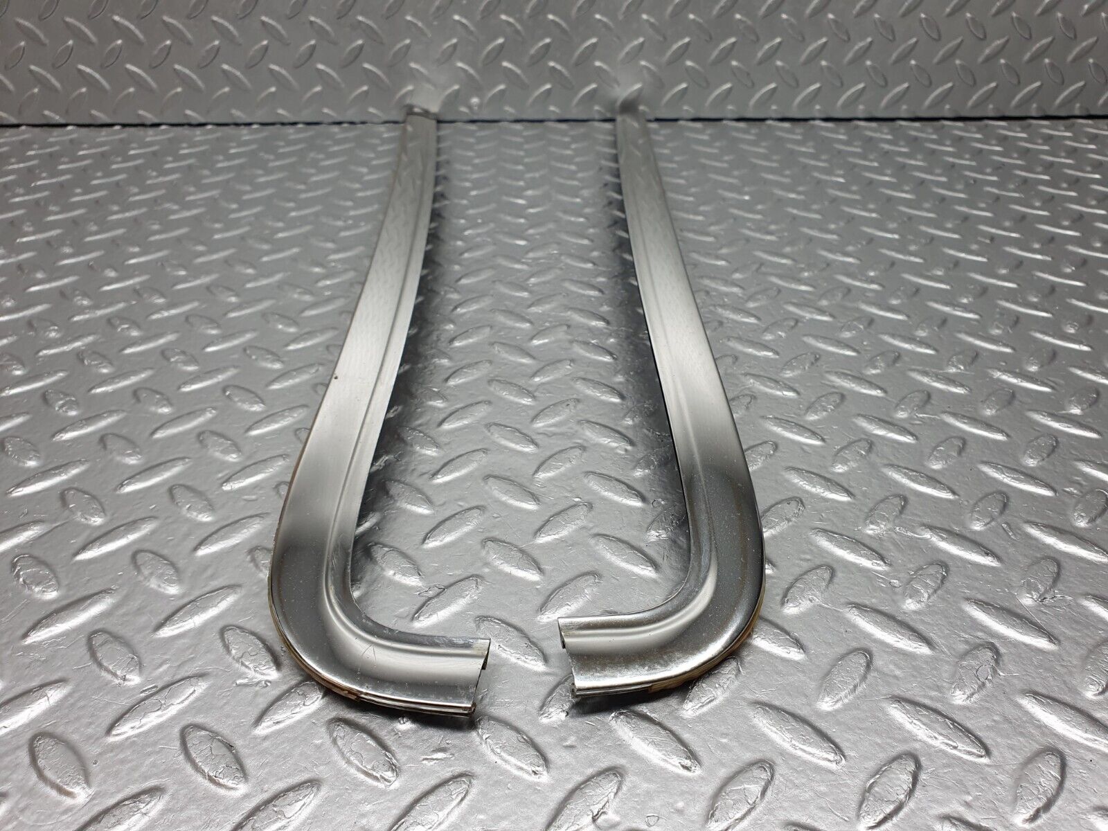 41296 Mercedes-Benz W126 300SE Front Windscreen Top Chrome Frame Trim