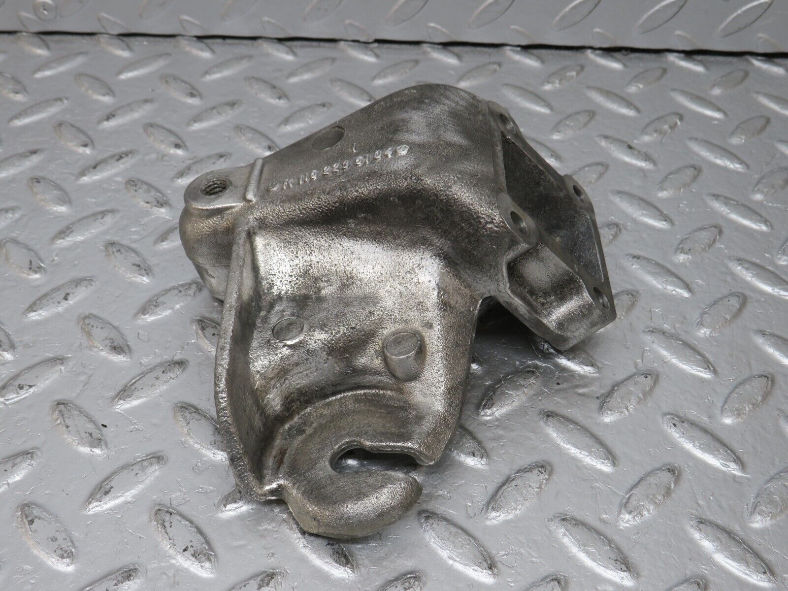 34506 Mercedes-Benz C126 380SEC Engine Mount Bracket Right Side 1162235104