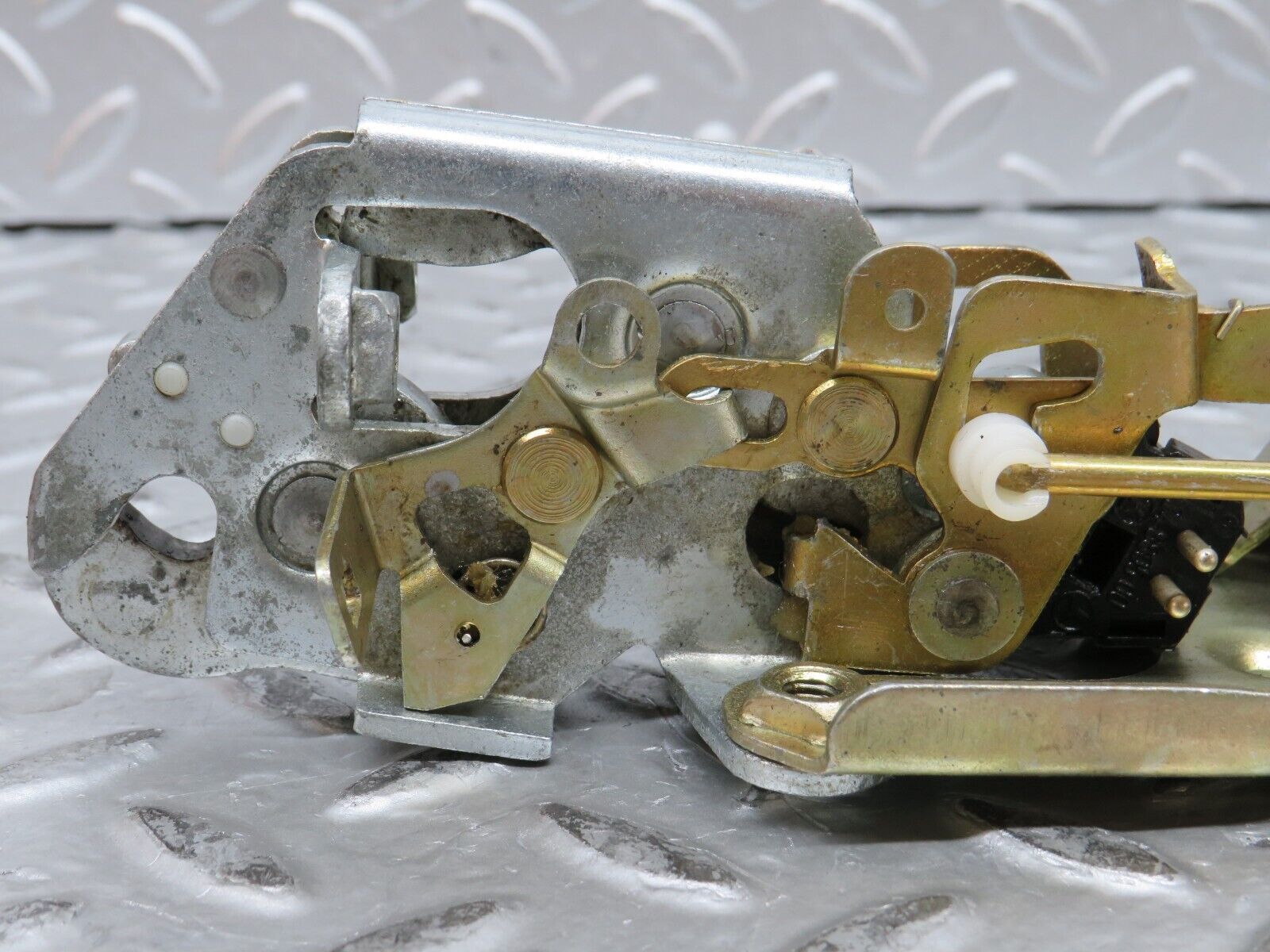 28296 Mercedes-Benz S123 240D Wagon Tailgate Lock Mechanism 1237401035