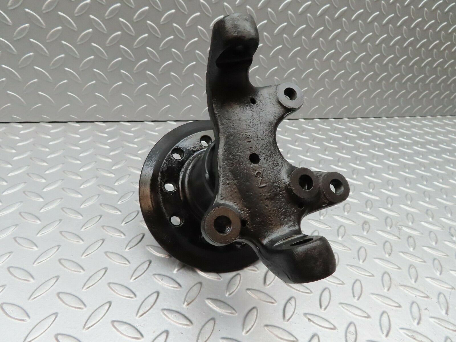 3428 Mercedes-Benz W115 220D Front Right Wheel Hub