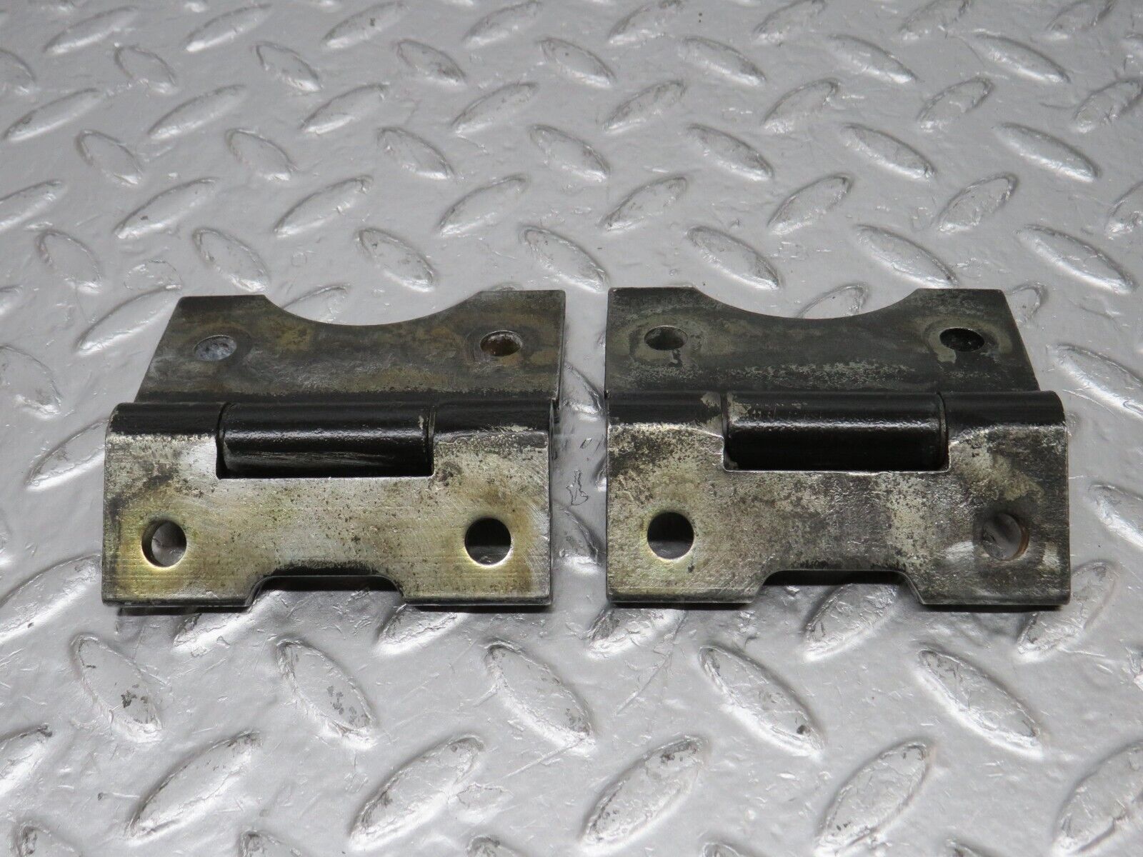 34320 Mercedes-Benz C126 380SEC Coupe Door Hinge Pair 1237200037