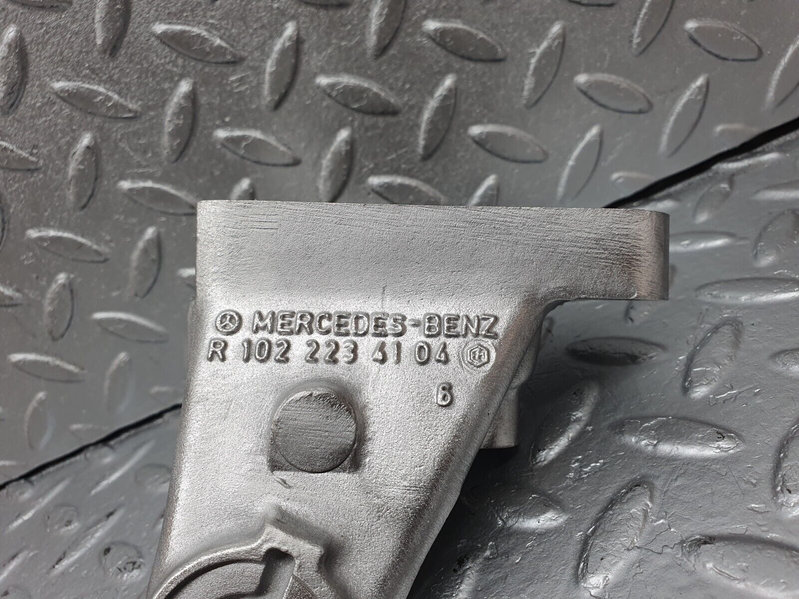 41447 Mercedes-Benz W124 200E Engine Mount Bracket Left Side 1022234104