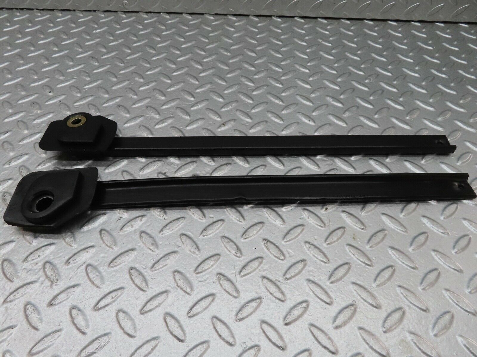 18148 Mercedes-Benz W123 200 Seat Belt Runner