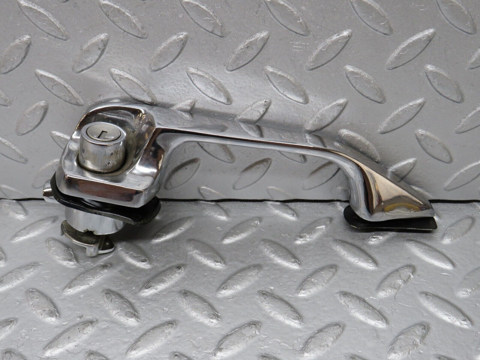 35817 Mercedes-Benz W108 Front Right Chrome Door Handle No Key 1087660801