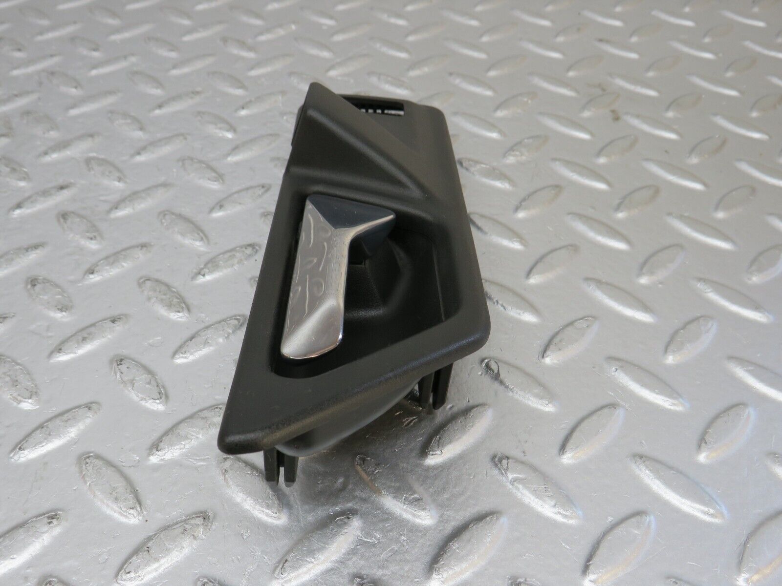 33909 Mercedes-Benz W124 260E Interior Door Handle Rear Left 1247600161