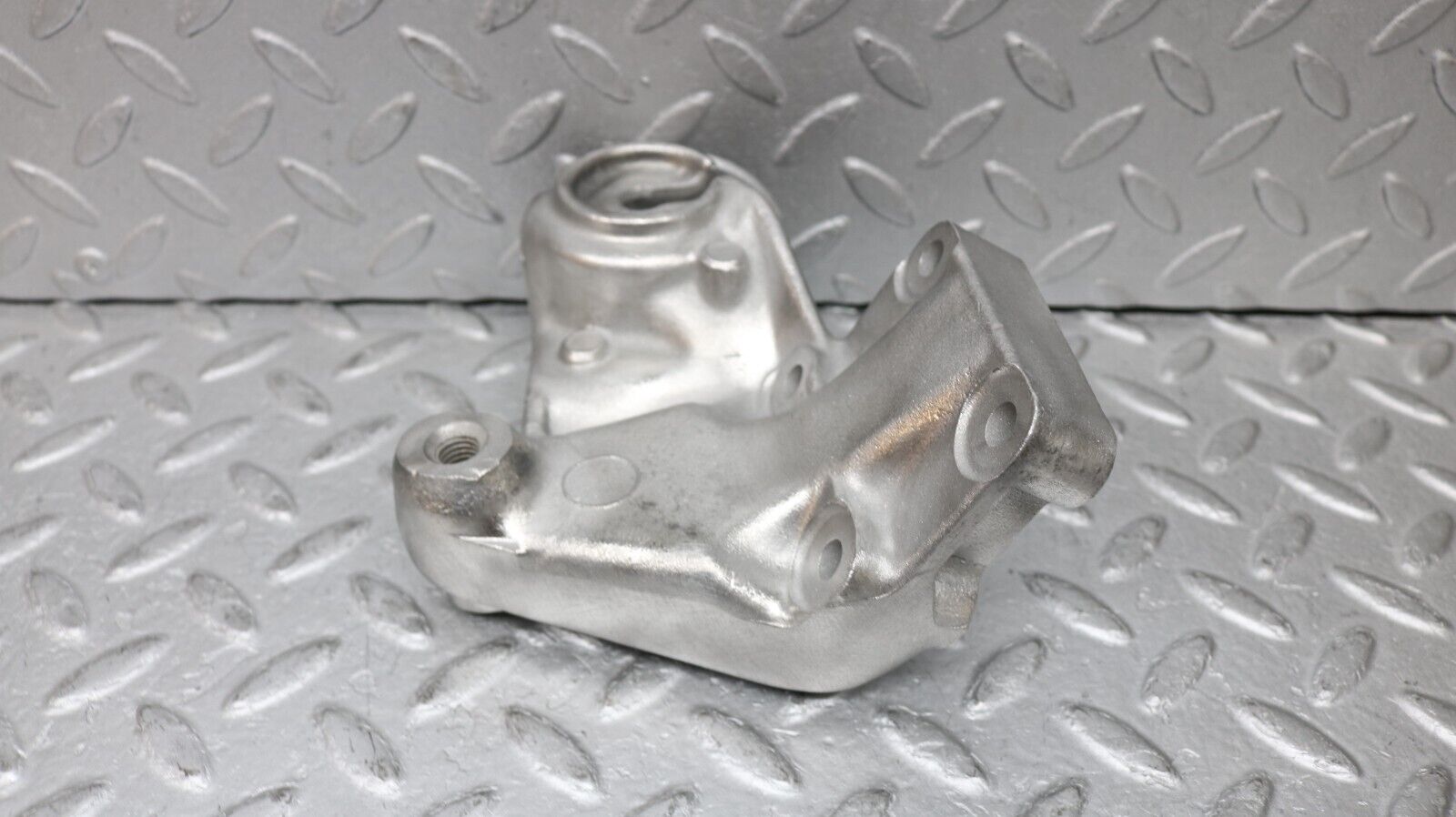 37241 Mercedes-Benz C126 420SEC Coupe Engine Mount Bracket Right 1162235104