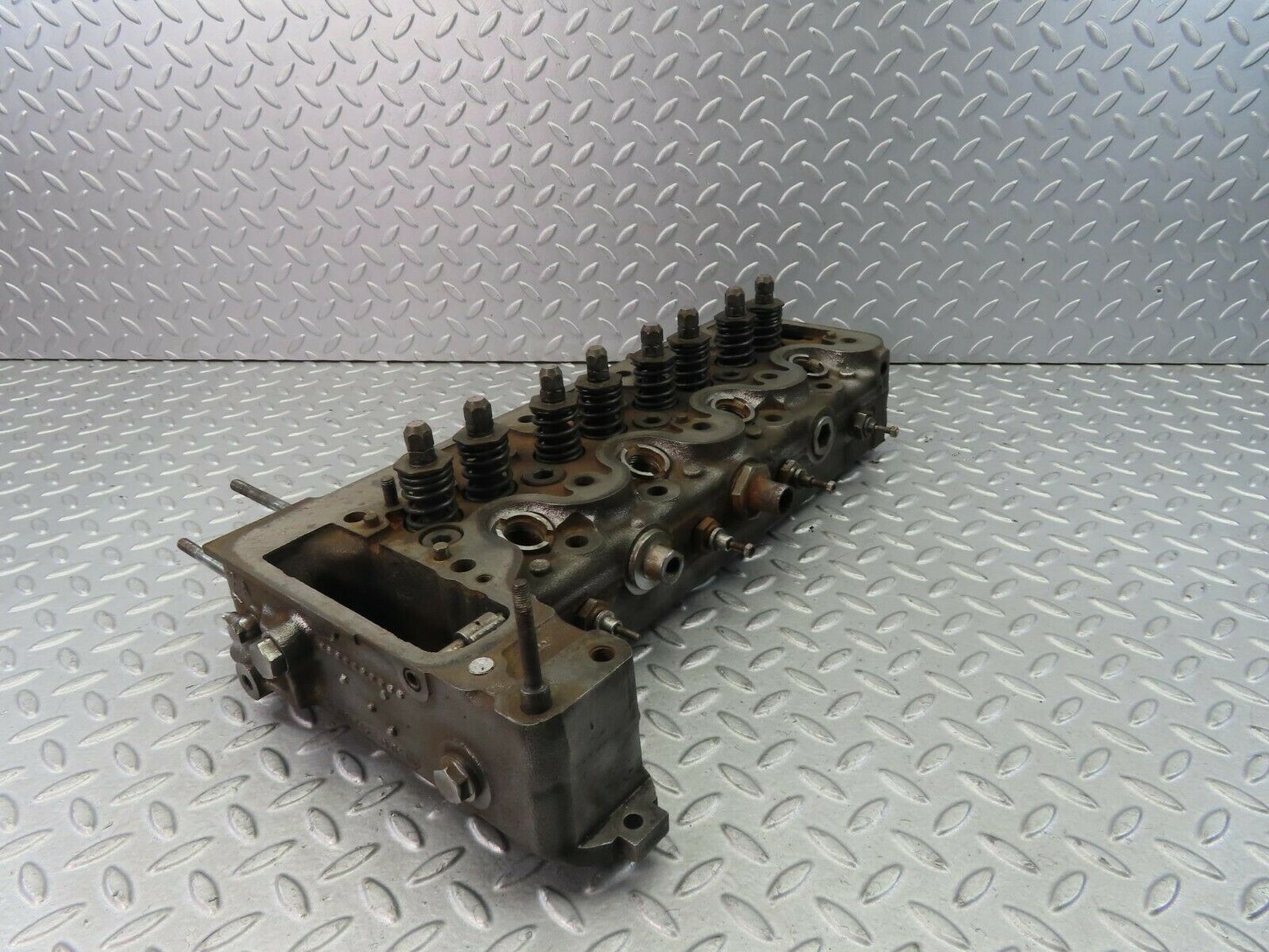 8690 Mercedes-Benz W115 Cylinder Head 6150181101