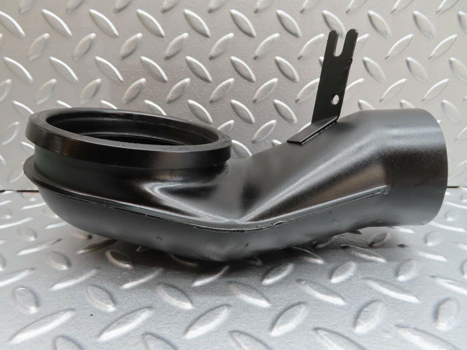 13926 Mercedes-Benz C107 280SLC Air Intake 0000943011