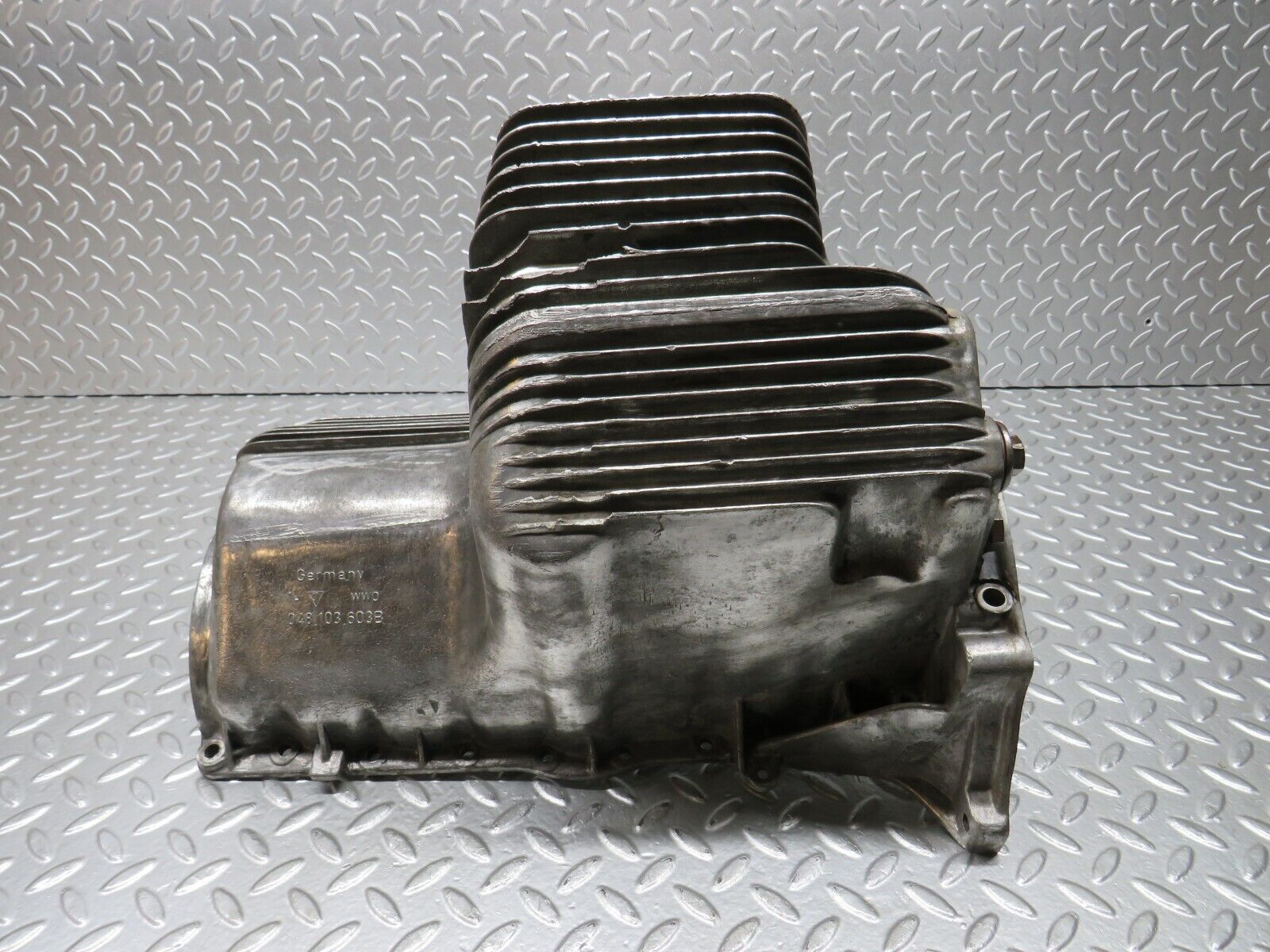 30158 Porsche 924 Oil Pan Oil Sump 048103603