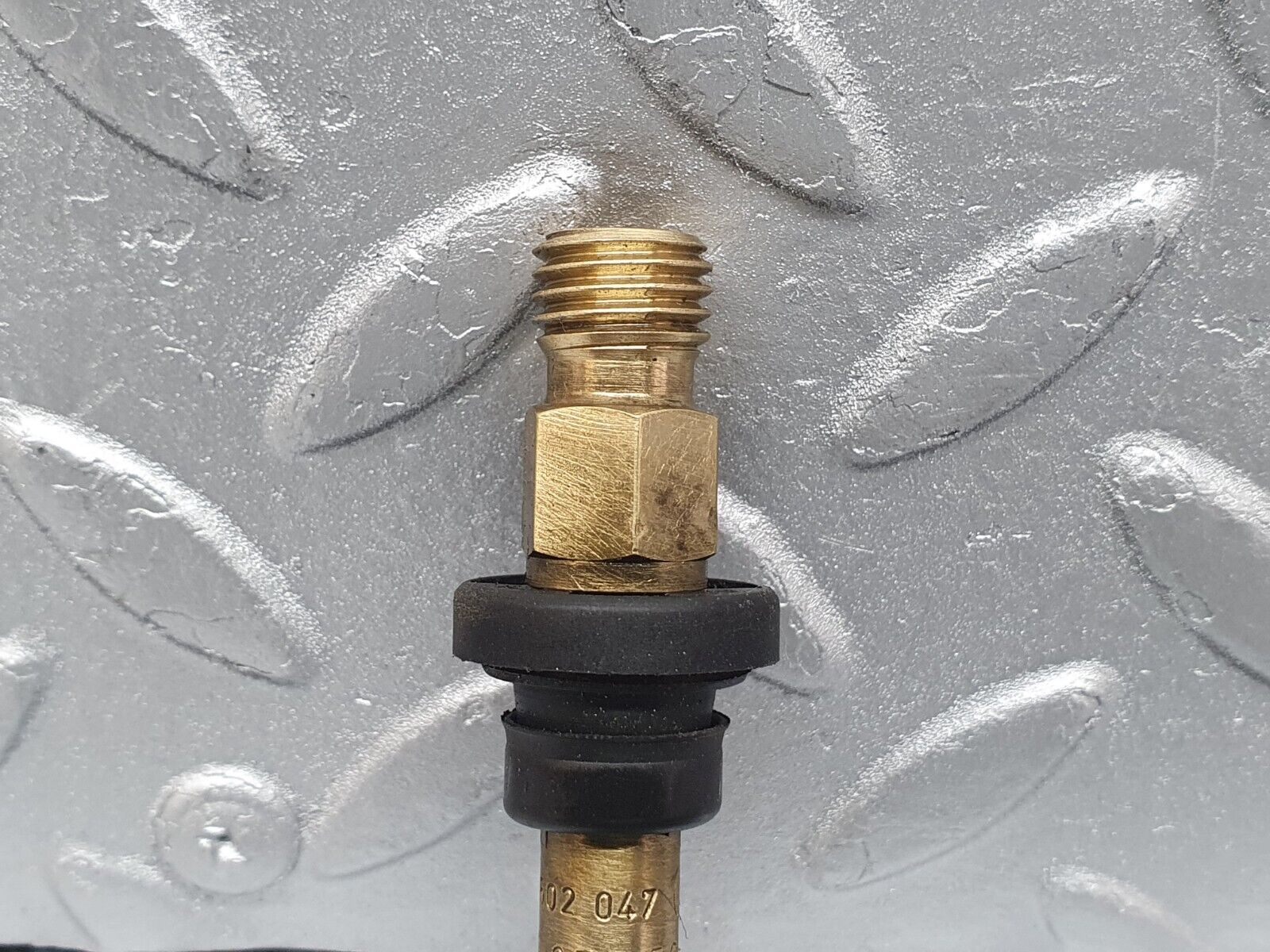 41033 Mercedes-Benz W126 300SE Fuel Injector Bosch 0000785623 0437502047