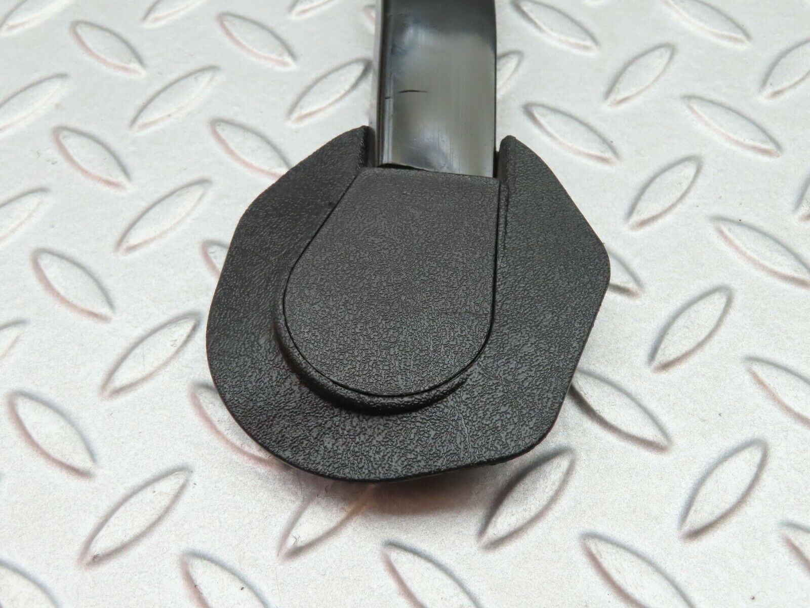 5693 Mercedes-Benz W123 200 Seat Belt Runner With Cover Right