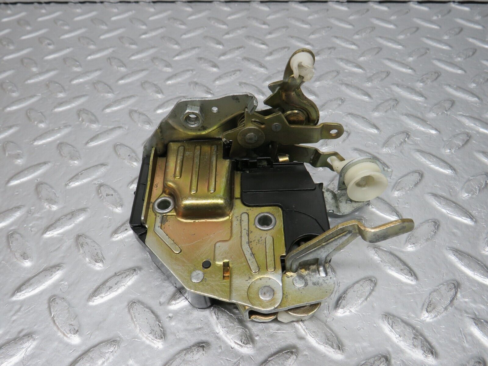 32453 Mercedes-Benz S124 300TE Wagon Front Left Door Lock Mechanism