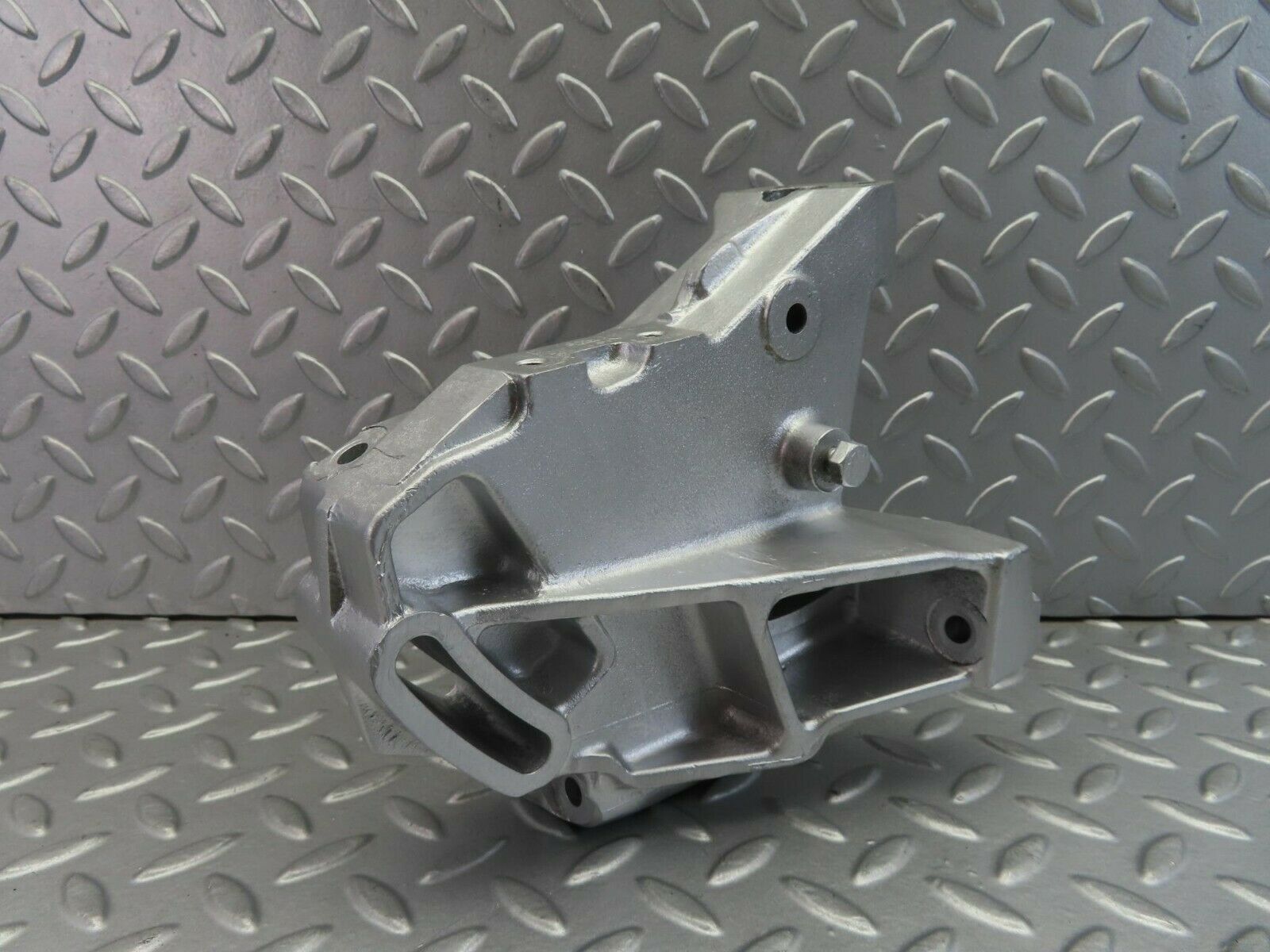 7548 Mercedes-Benz Power Steering Pump Bracket OM617