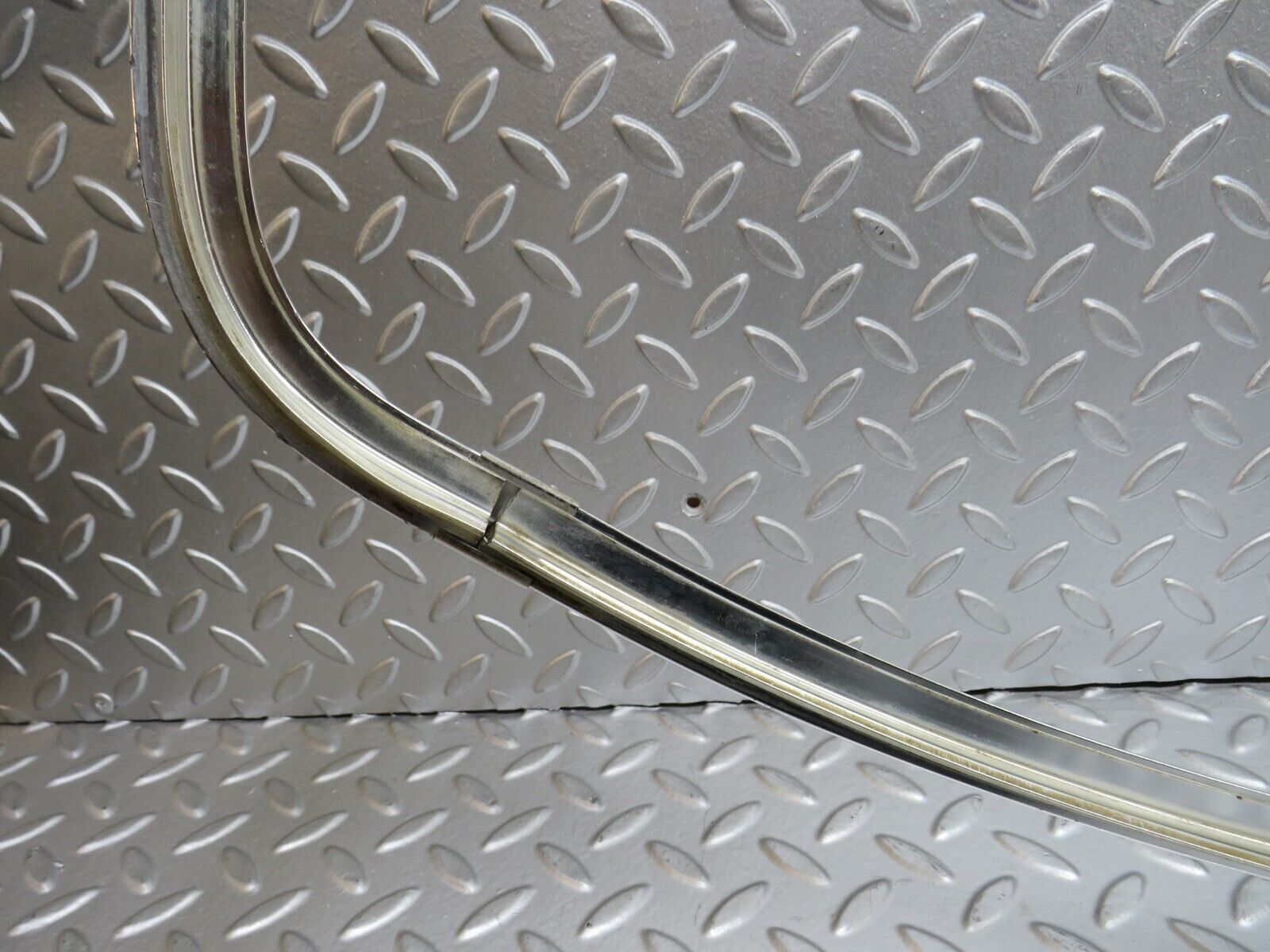 0646 Mercedes-Benz W123 230E Rear Windscreen Chrome Frame