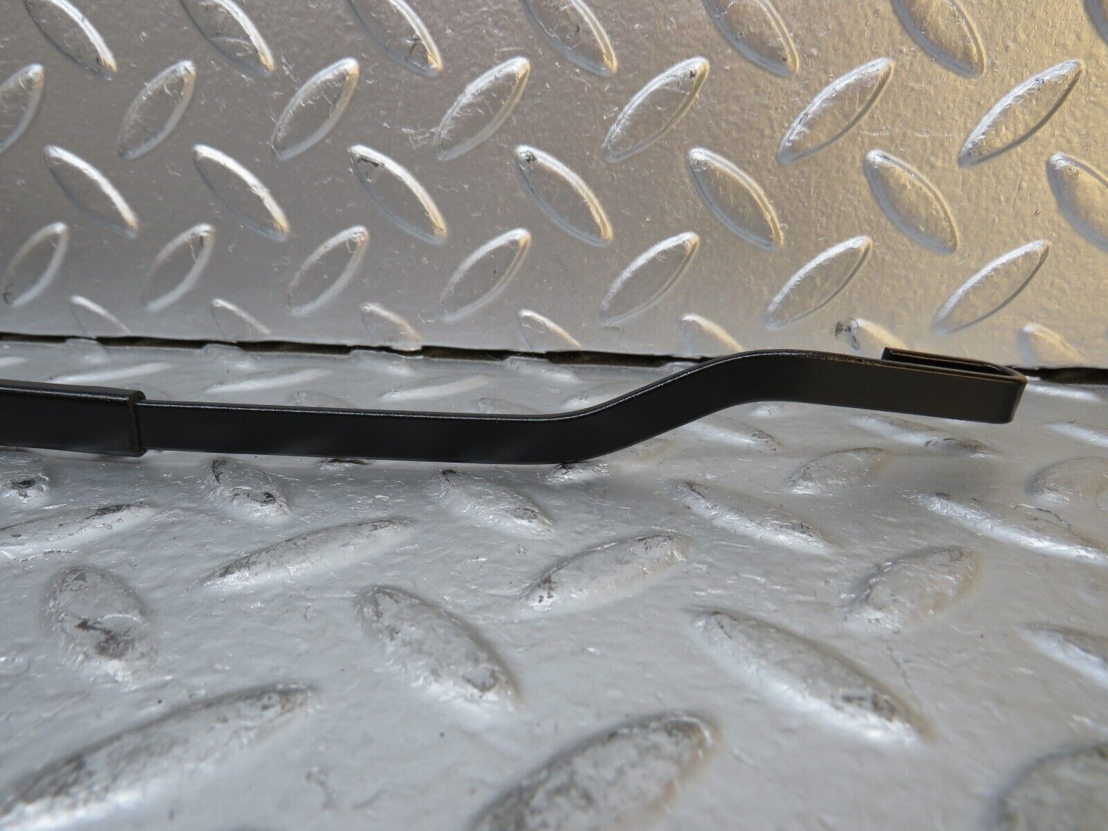 29920 Mercedes-Benz W123 230E Wiper Arm Bosch Left 3399990553