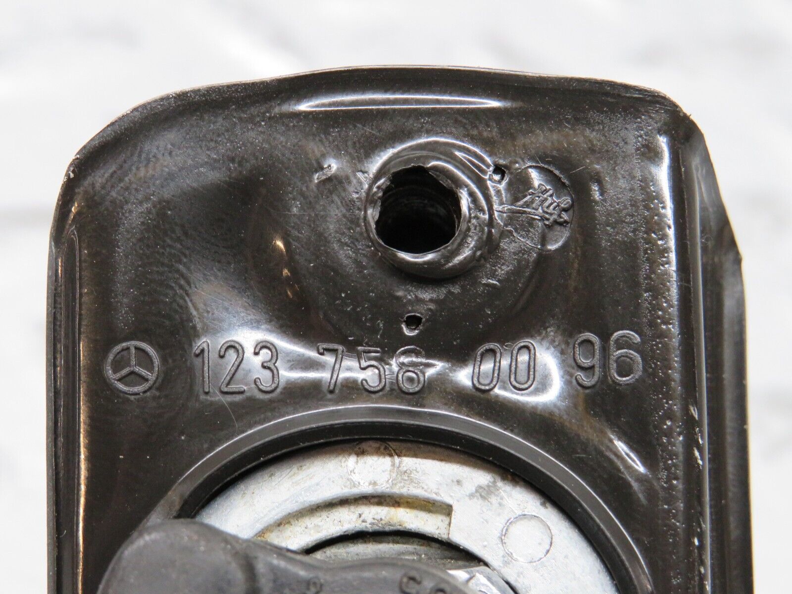 26905 Mercedes-Benz W123 240D Trunk Lock No Key 1237580096