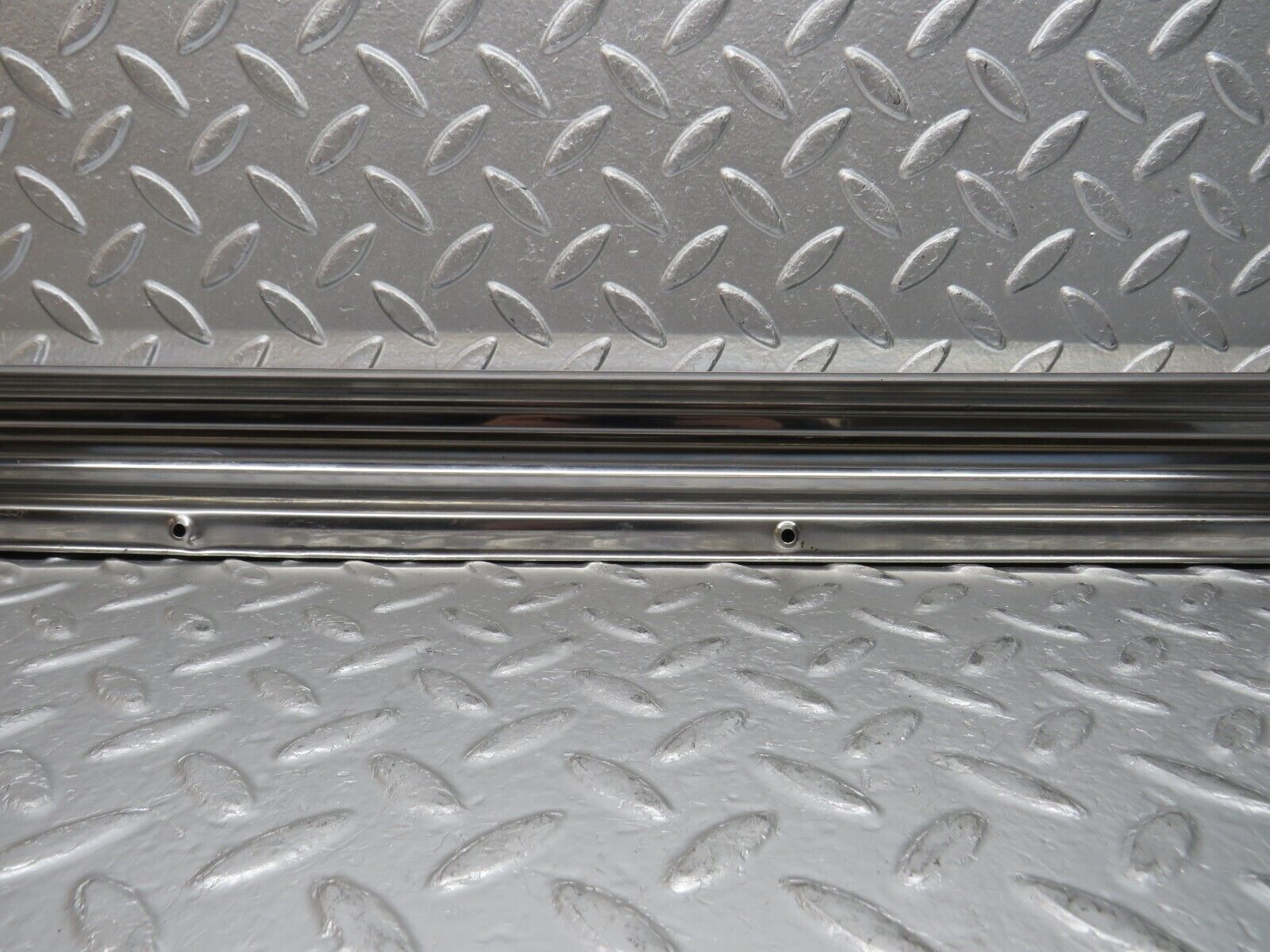 0843 Mercedes-Benz C107 350SLC Coupe Left Door Sill Chrome