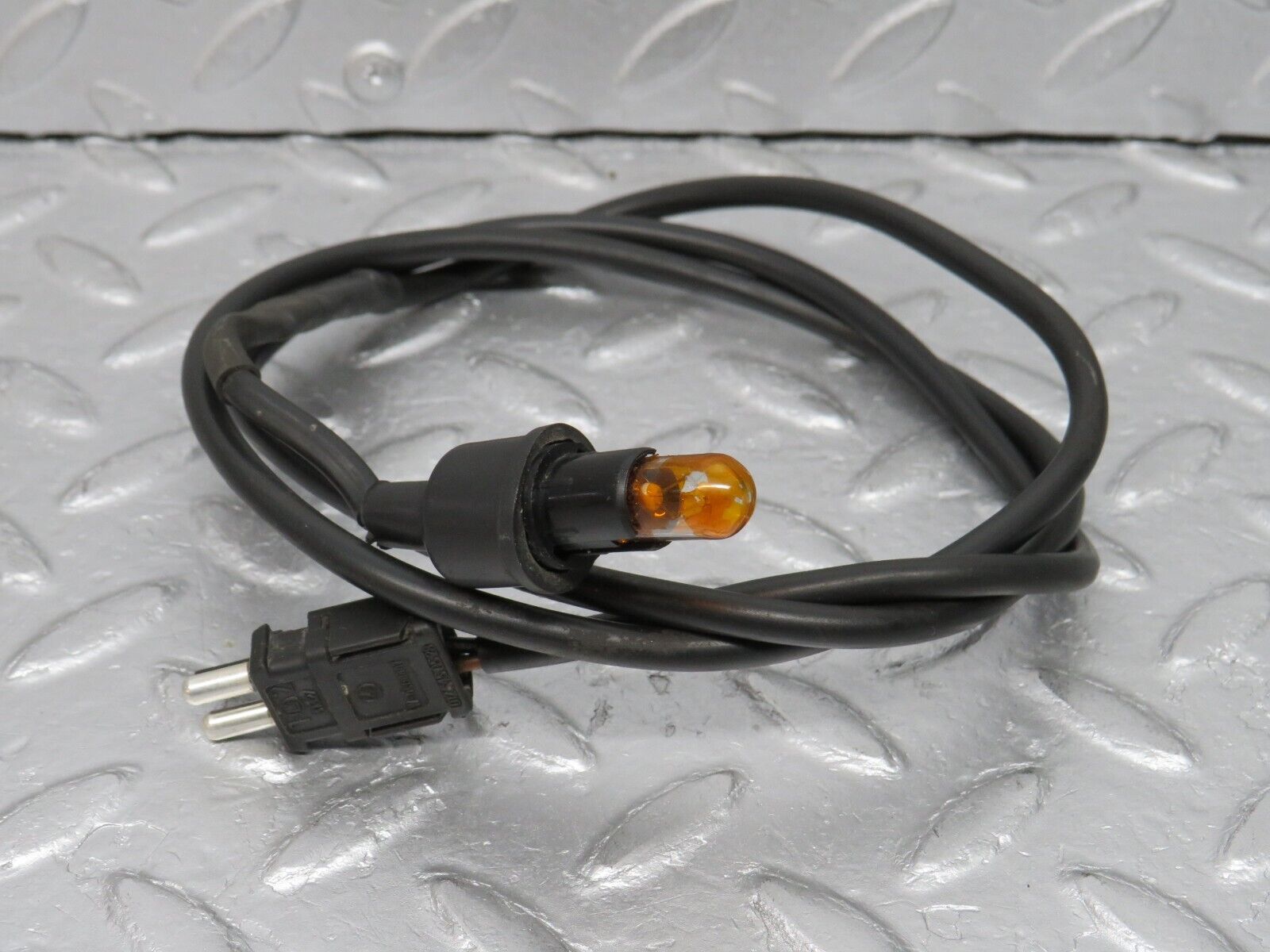 38031 Mercedes-Benz A124 320E Cabriolet Front Wing Indicator Wire