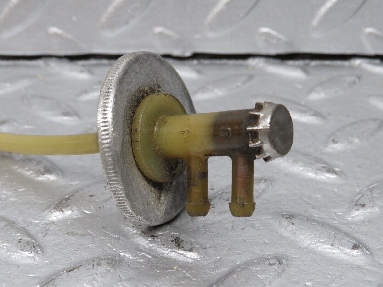 40465 Mercedes-Benz W110 230 Windscreen Washer Reservoir Cap Hose Pipe