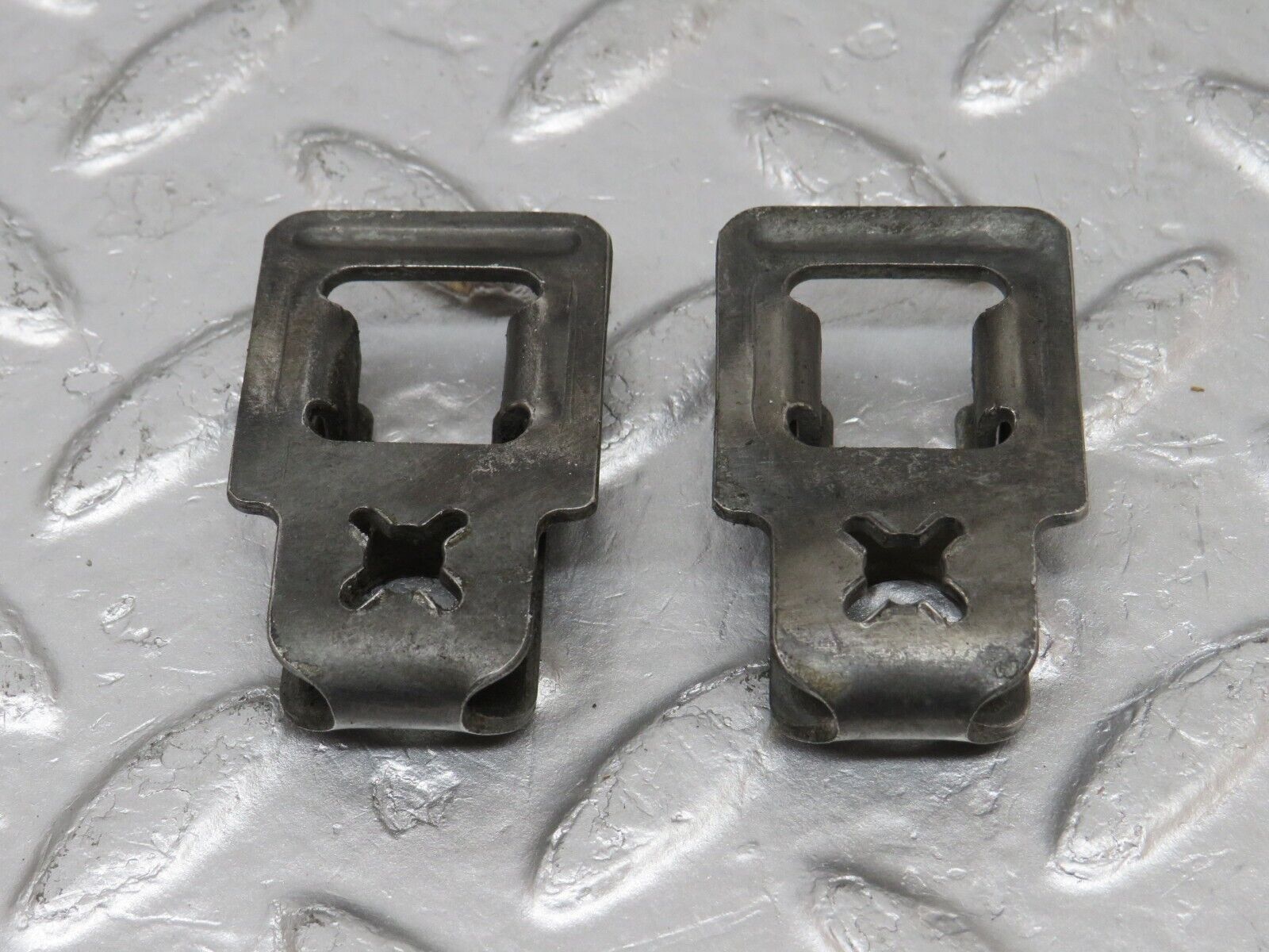 34130 Mercedes-Benz W124 260E Fuel Injector Bracket 2x