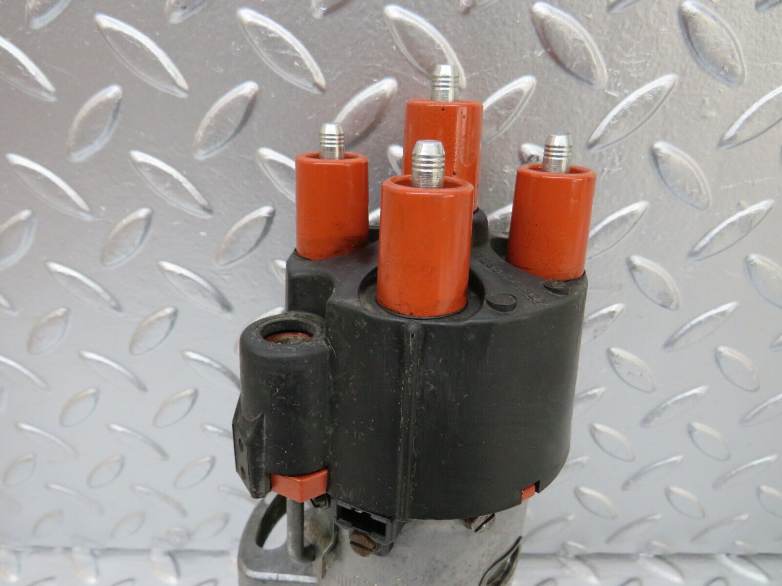 29375 Mercedes-Benz W124 230E Ignition Distributor Bosch 0031583101 0237002105