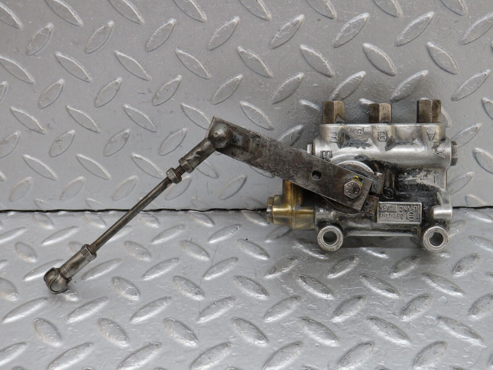 37548 Mercedes-Benz W109 300SEL Air Suspension Leveling Valve Bosch