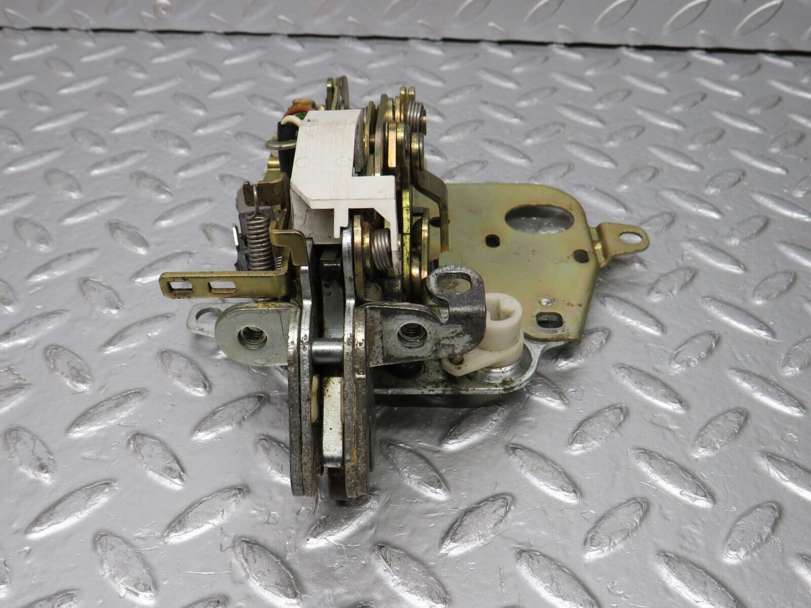 31361 Mercedes-Benz S124 220TE Wagon Tailgate Lock Mechanism