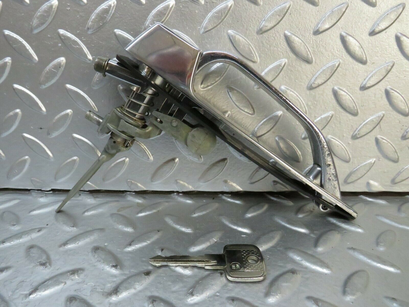 23721 Mercedes-Benz W116 350E Front Left Exterior Door Handle Key 1167600159