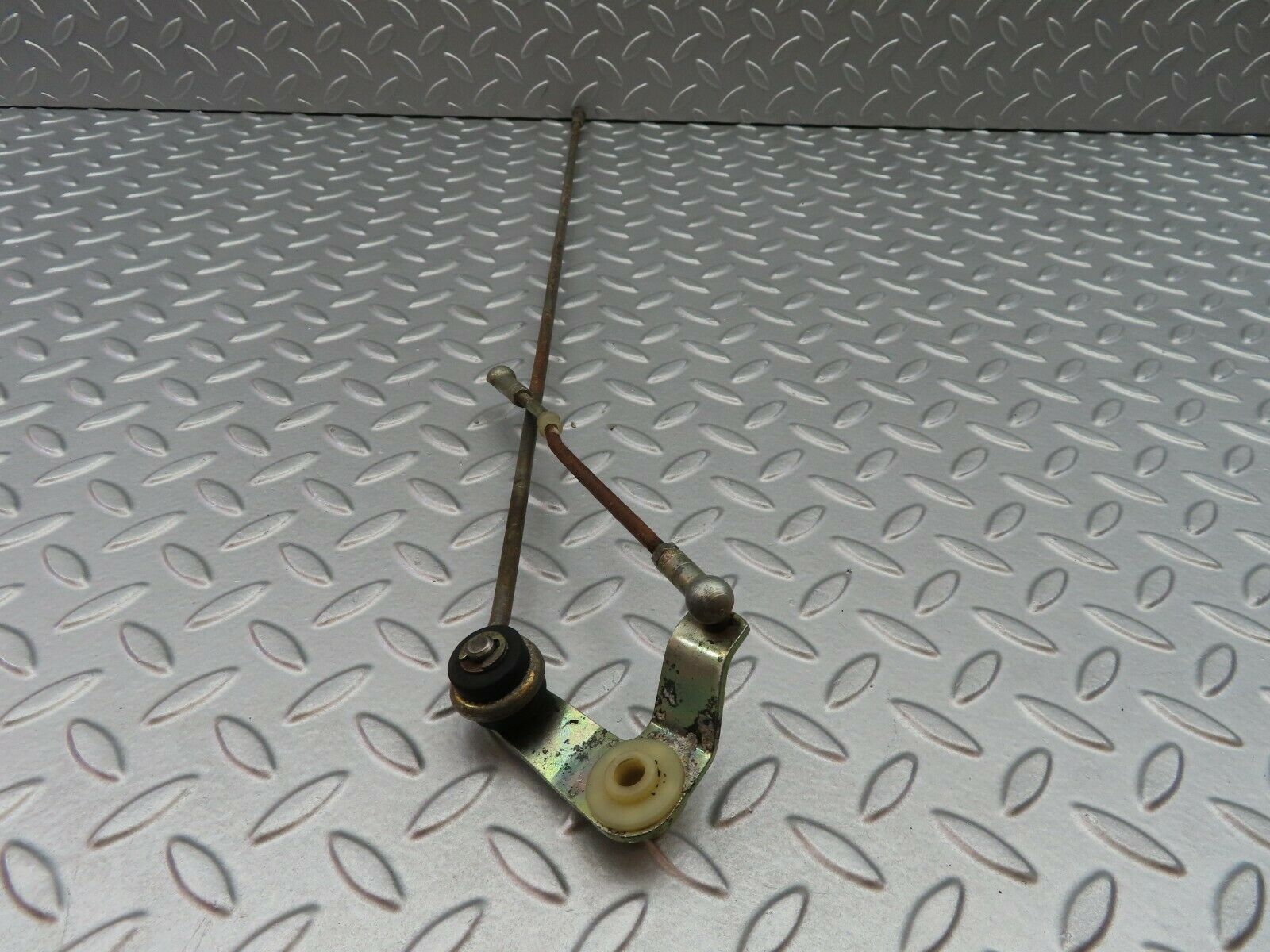 6409 Mercedes-Benz W126 380SE Accelerator Linkage