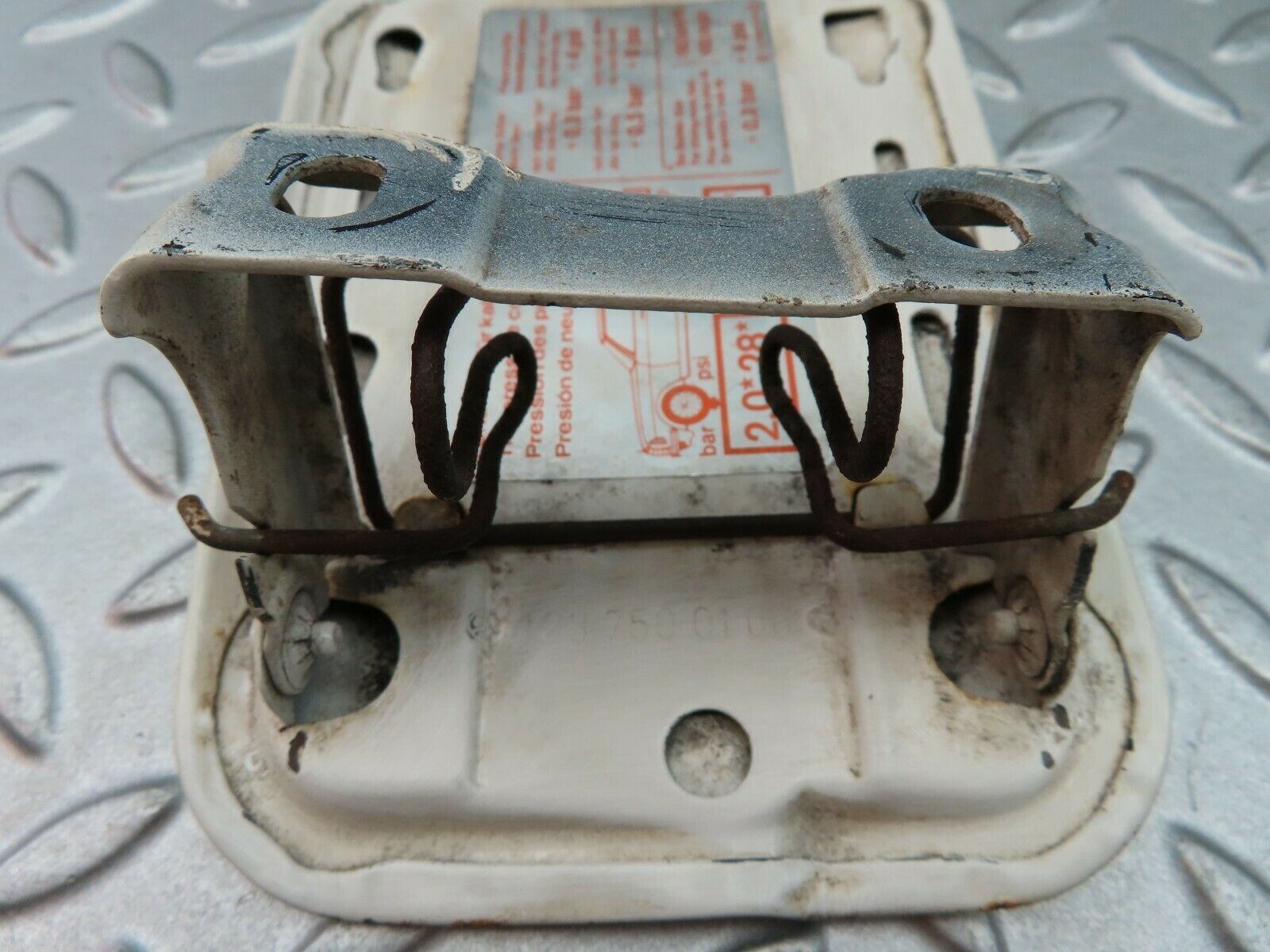 5788 Mercedes-Benz W123 200 Fuel Tank Flap Cap 1237500106