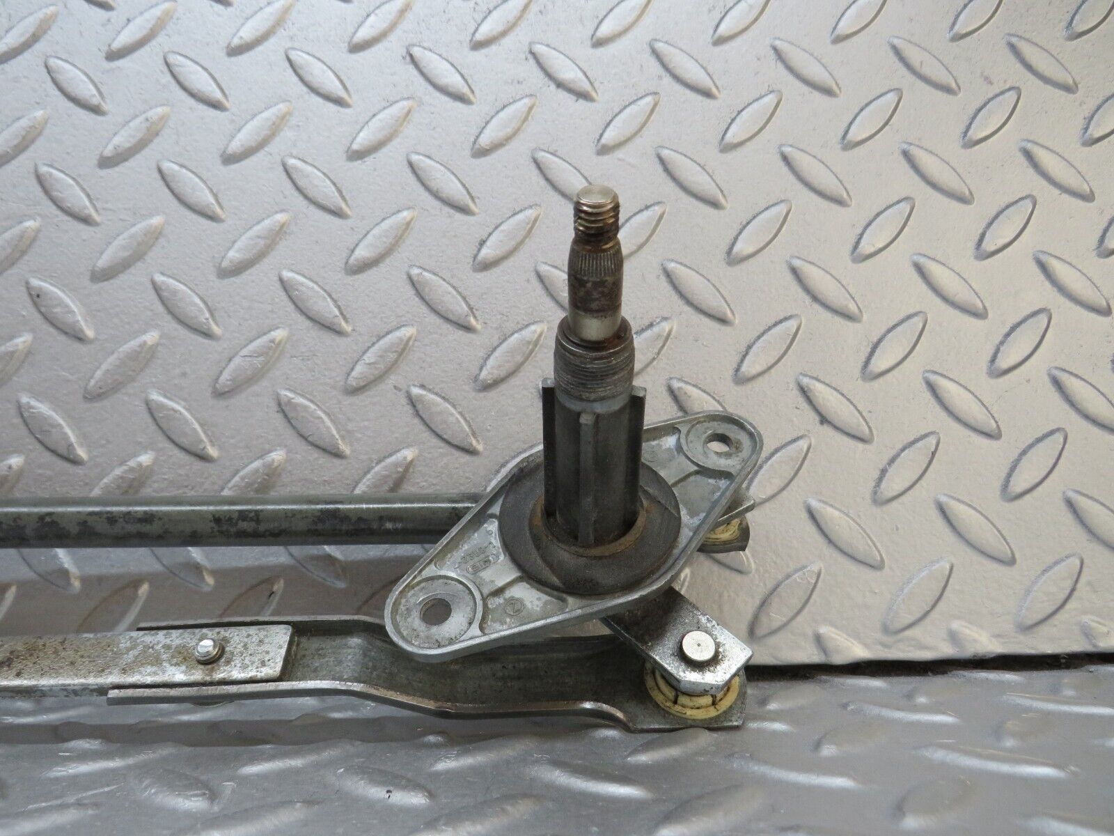 37544 Mercedes-Benz W109 300SEL Windscreen Wiper Linkage