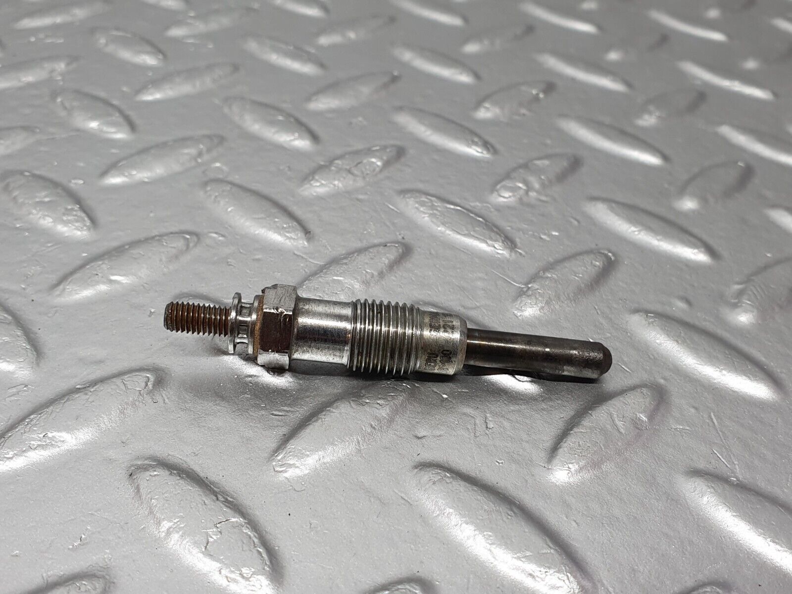 40847 Mercedes-Benz W123 300D Glow Plug Beru 0100221107